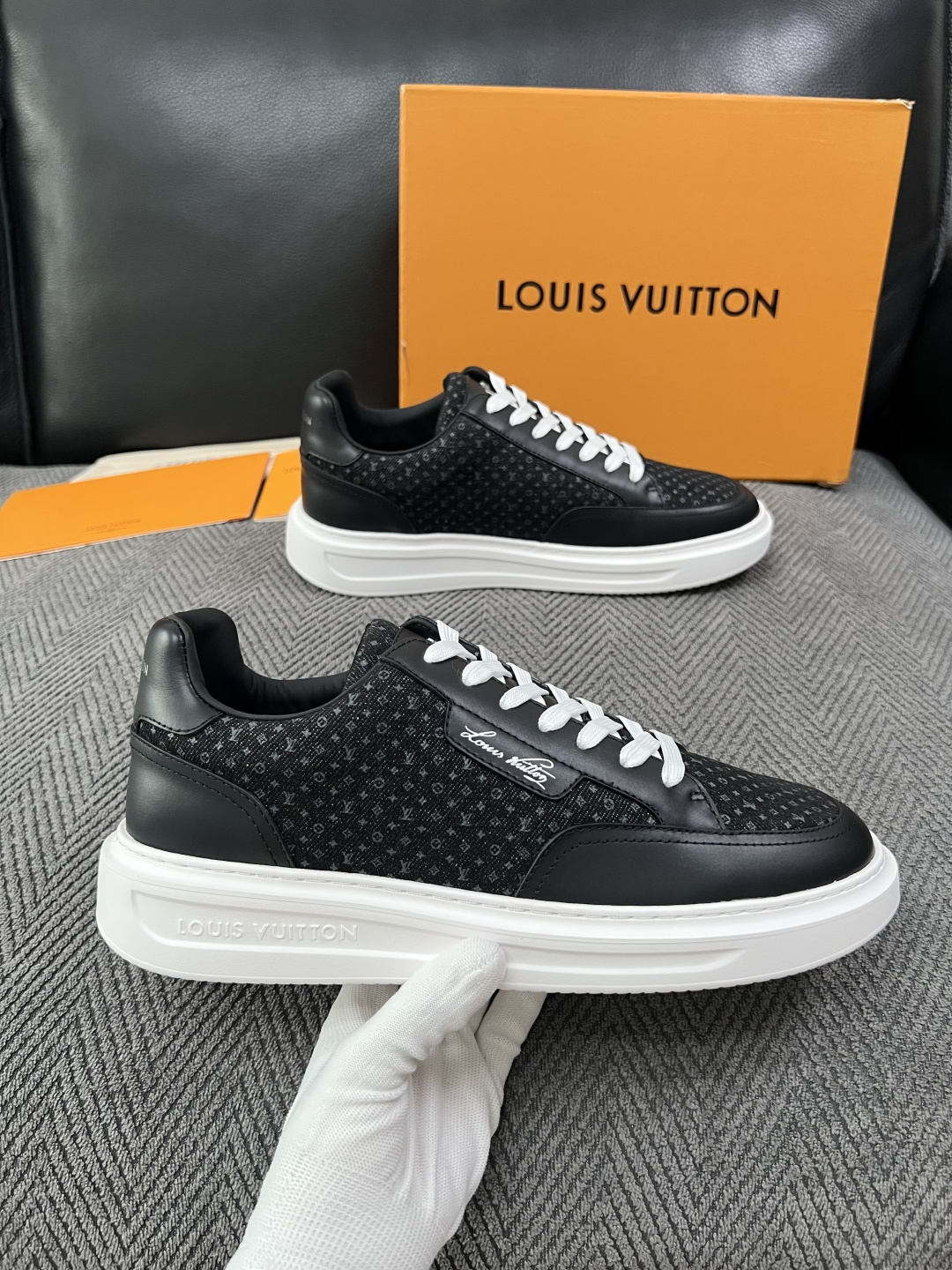 Lv  高品质  顶级工艺品  路易威登，运动板鞋专柜同步，鞋面意大利进口，高品质拼接缤纷色彩复杂工艺品，进口牛皮里垫柔