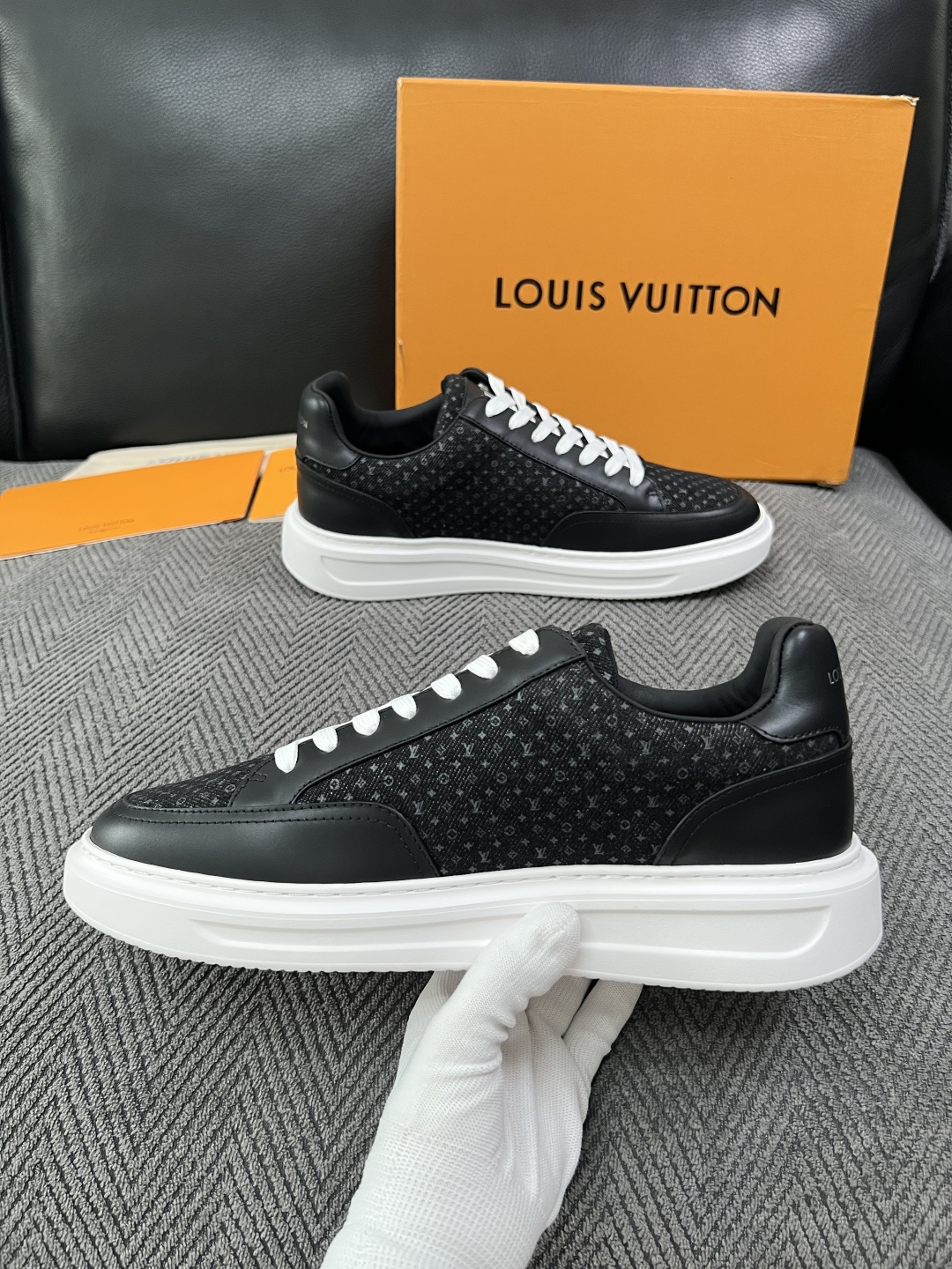 Lv  高品质  顶级工艺品  路易威登，运动板鞋专柜同步，鞋面意大利进口，高品质拼接缤纷色彩复杂工艺品，进口牛皮里垫柔