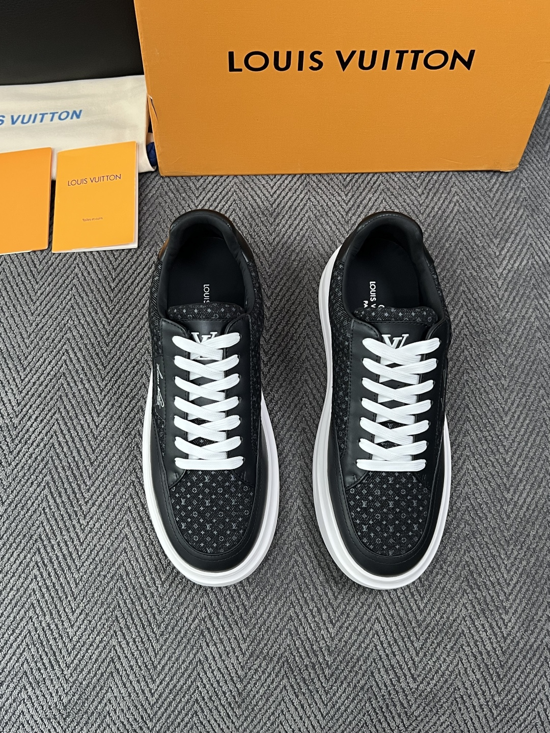 Lv  高品质  顶级工艺品  路易威登，运动板鞋专柜同步，鞋面意大利进口，高品质拼接缤纷色彩复杂工艺品，进口牛皮里垫柔