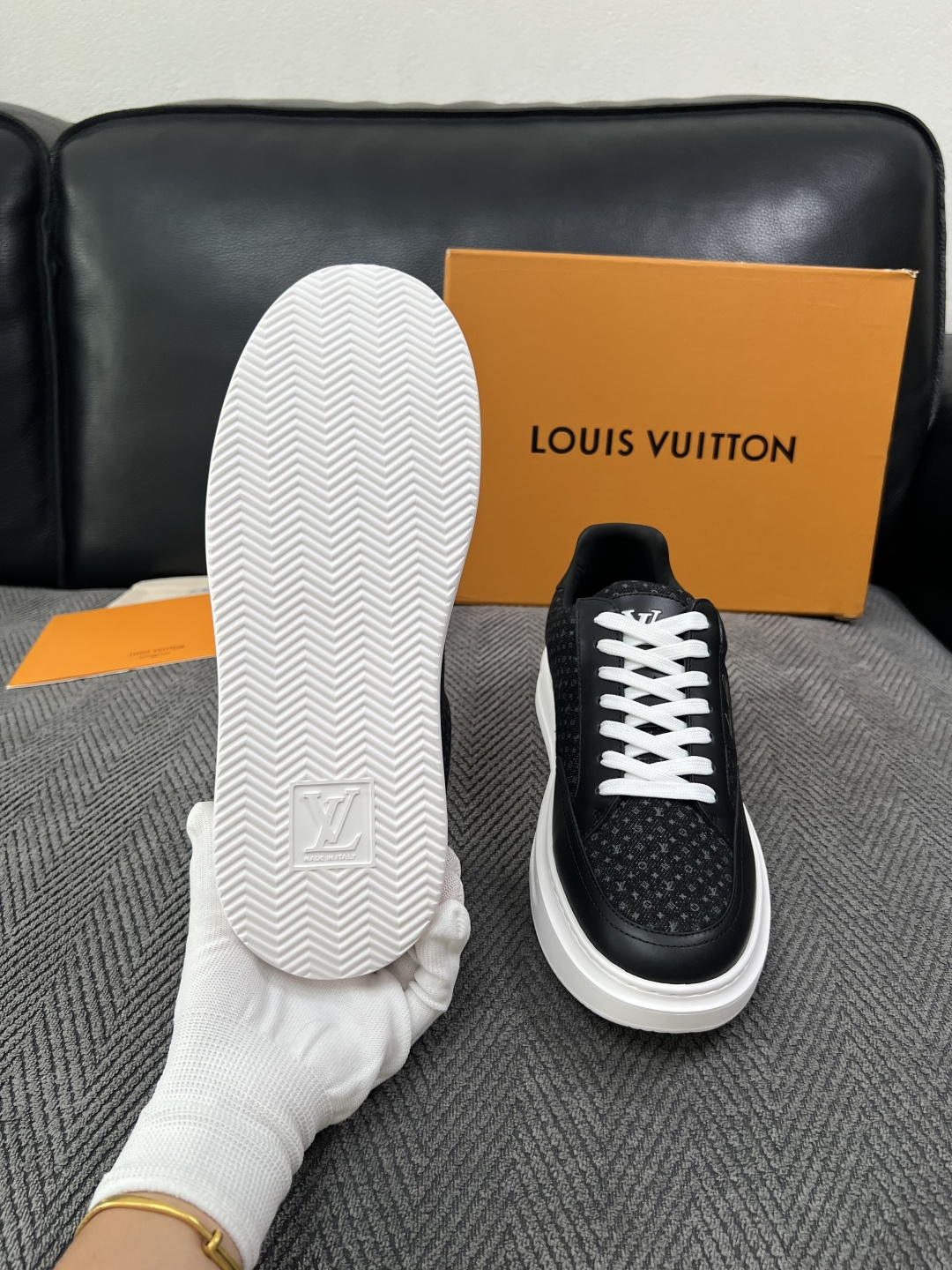 Lv  高品质  顶级工艺品  路易威登，运动板鞋专柜同步，鞋面意大利进口，高品质拼接缤纷色彩复杂工艺品，进口牛皮里垫柔