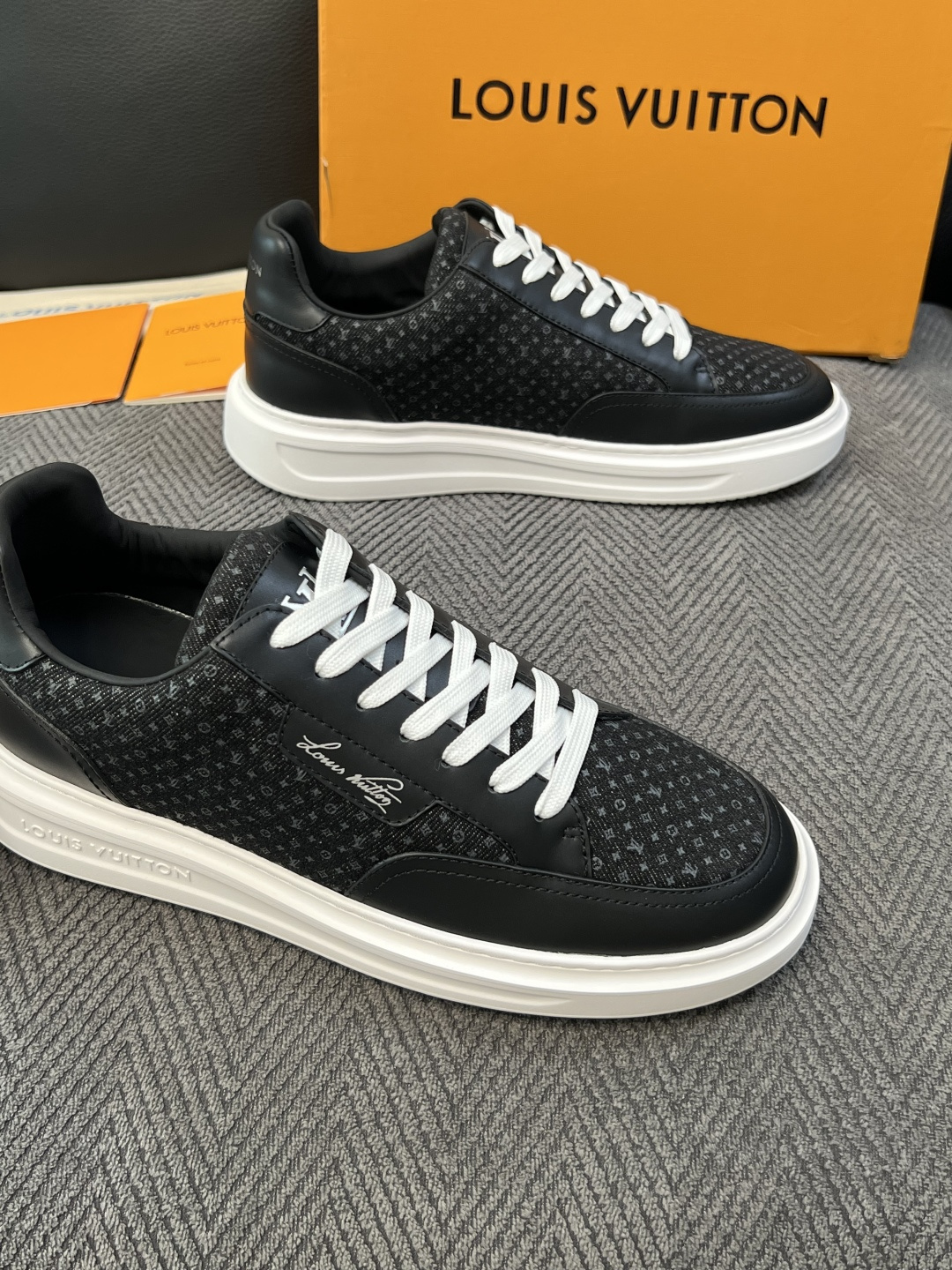 Lv  高品质  顶级工艺品  路易威登，运动板鞋专柜同步，鞋面意大利进口，高品质拼接缤纷色彩复杂工艺品，进口牛皮里垫柔