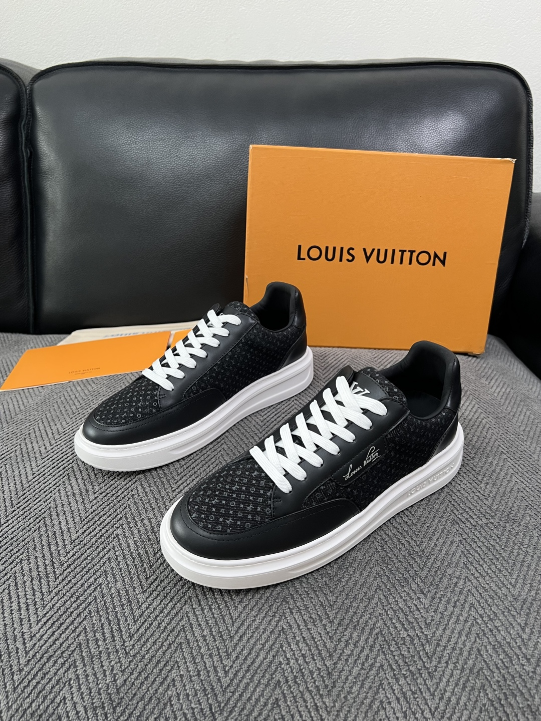 Lv  高品质  顶级工艺品  路易威登，运动板鞋专柜同步，鞋面意大利进口，高品质拼接缤纷色彩复杂工艺品，进口牛皮里垫柔