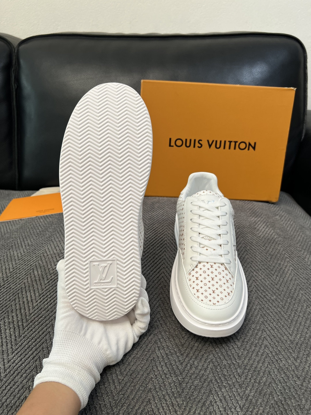 Lv  高品质  顶级工艺品  路易威登，运动板鞋专柜同步，鞋面意大利进口，高品质拼接缤纷色彩复杂工艺品，进口牛皮里垫柔