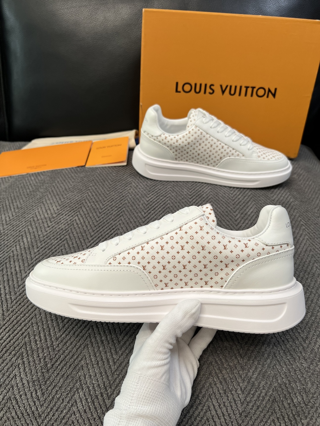 Lv  高品质  顶级工艺品  路易威登，运动板鞋专柜同步，鞋面意大利进口，高品质拼接缤纷色彩复杂工艺品，进口牛皮里垫柔