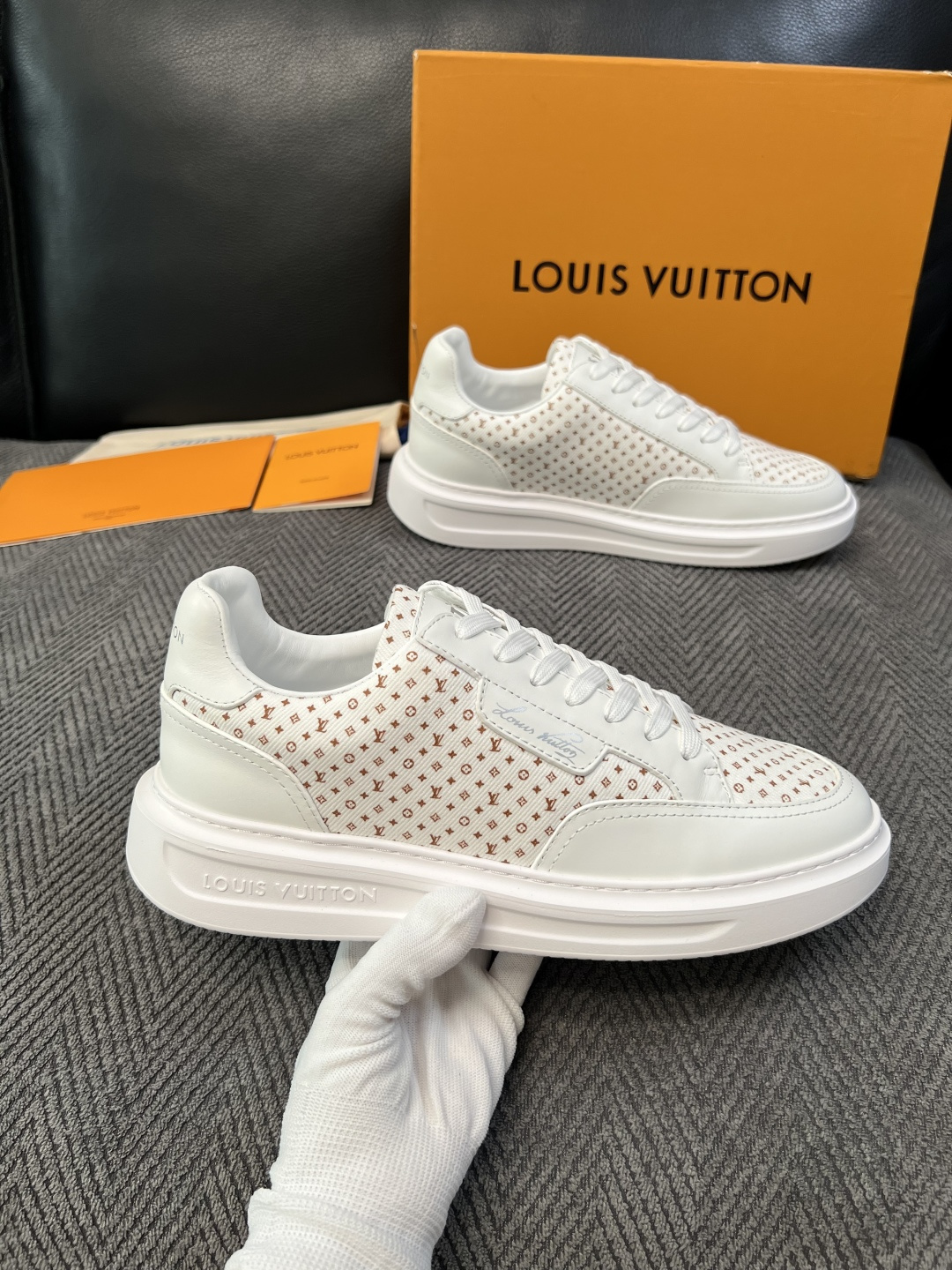 Lv  高品质  顶级工艺品  路易威登，运动板鞋专柜同步，鞋面意大利进口，高品质拼接缤纷色彩复杂工艺品，进口牛皮里垫柔