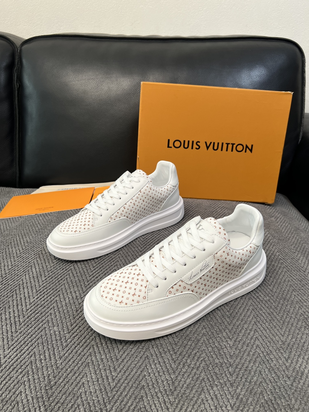 Lv  高品质  顶级工艺品  路易威登，运动板鞋专柜同步，鞋面意大利进口，高品质拼接缤纷色彩复杂工艺品，进口牛皮里垫柔