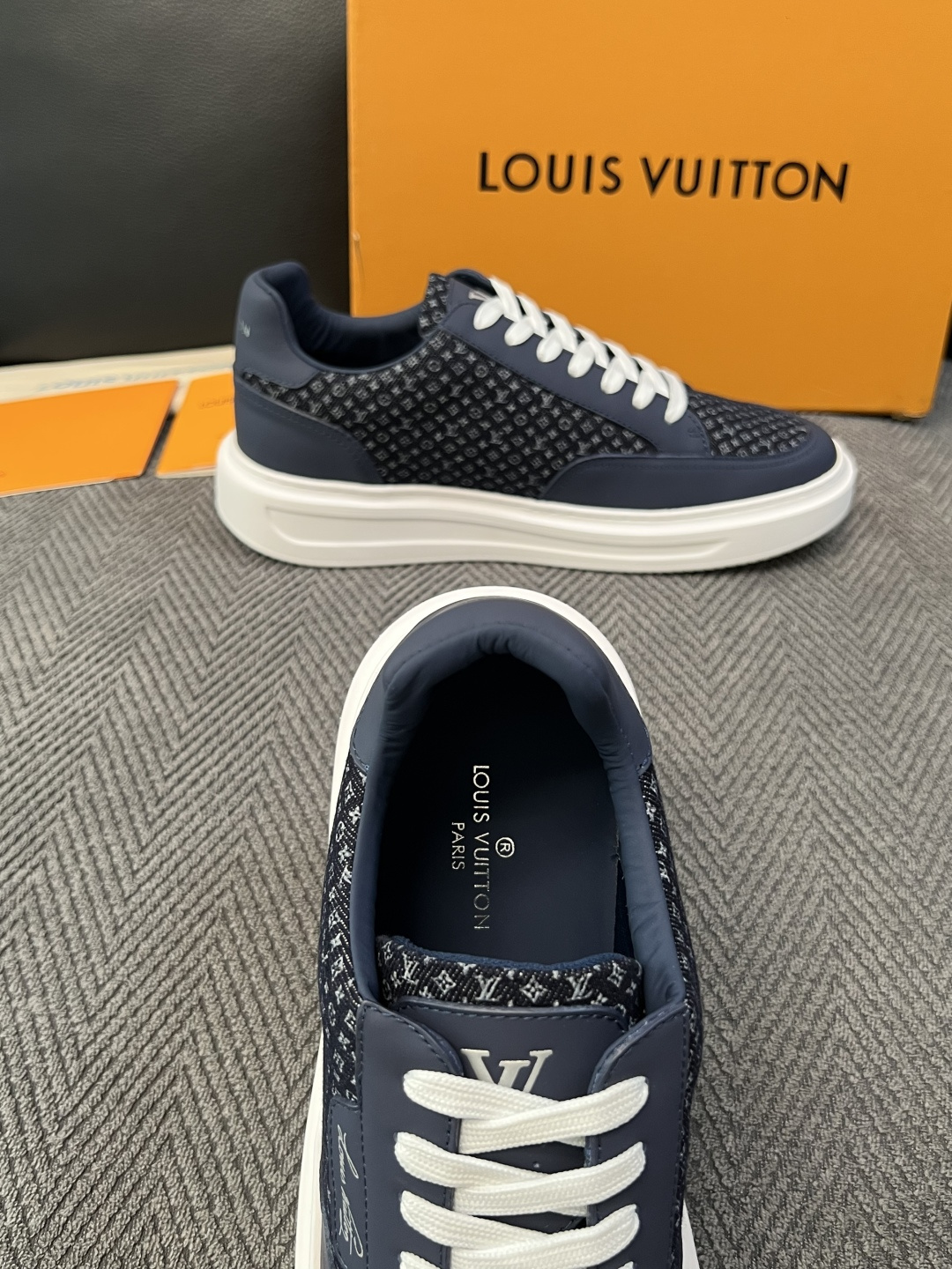 Lv  高品质  顶级工艺品  路易威登，运动板鞋专柜同步，鞋面意大利进口，高品质拼接缤纷色彩复杂工艺品，进口牛皮里垫柔
