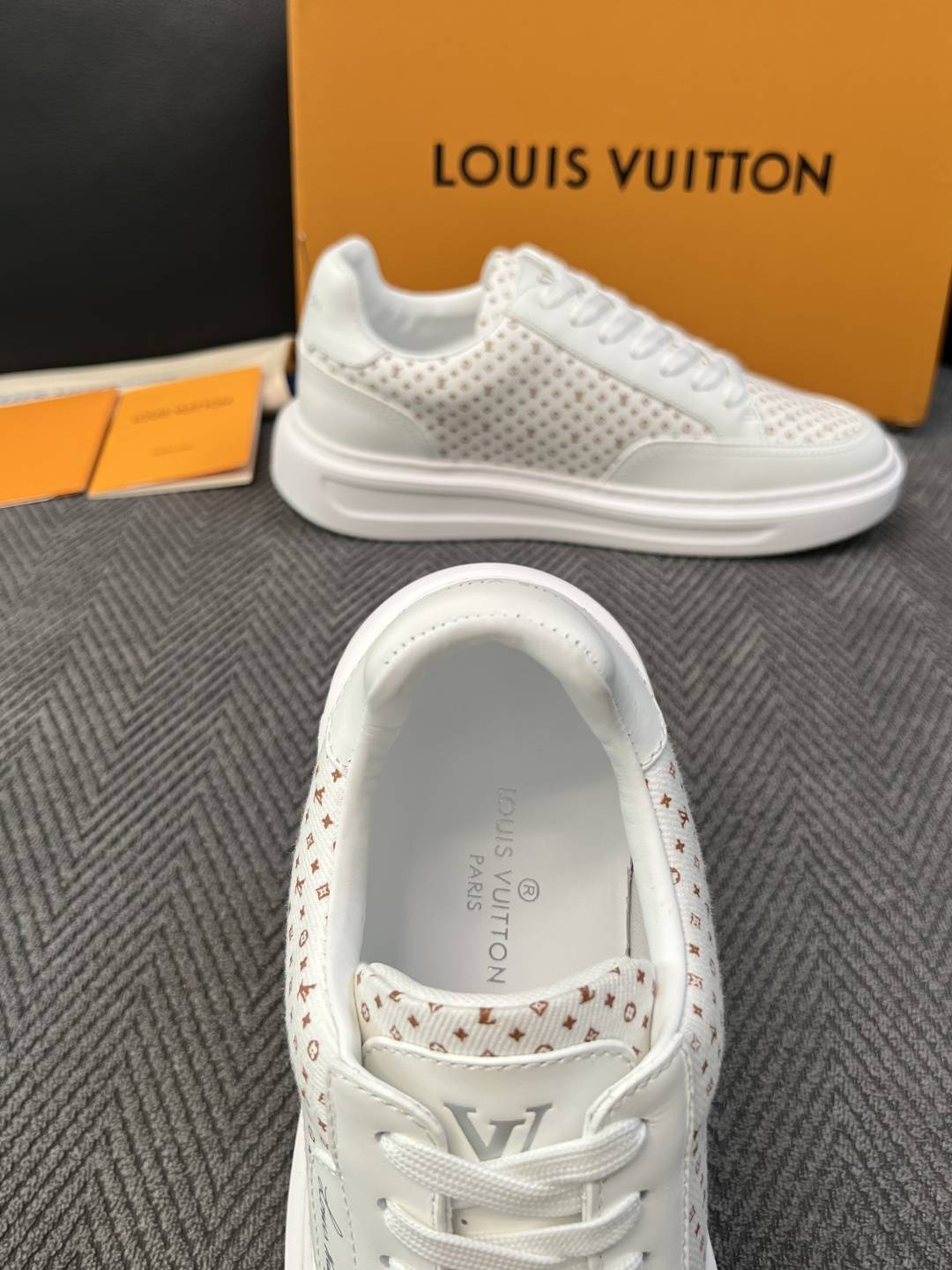 Lv  高品质  顶级工艺品  路易威登，运动板鞋专柜同步，鞋面意大利进口，高品质拼接缤纷色彩复杂工艺品，进口牛皮里垫柔