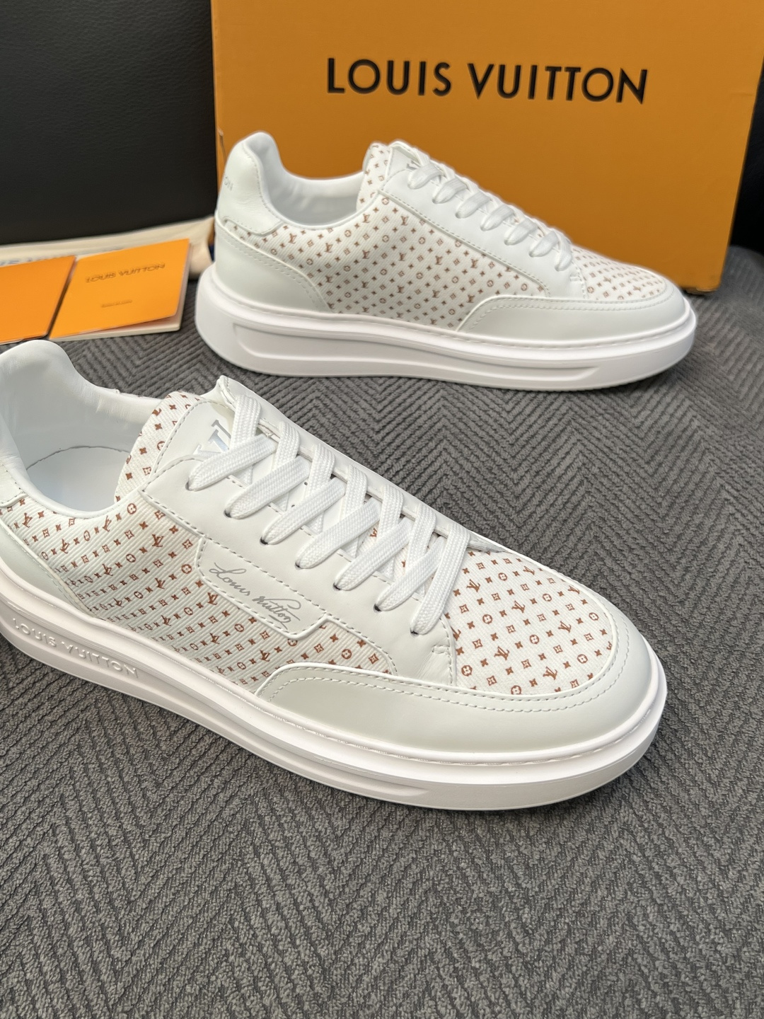 Lv  高品质  顶级工艺品  路易威登，运动板鞋专柜同步，鞋面意大利进口，高品质拼接缤纷色彩复杂工艺品，进口牛皮里垫柔