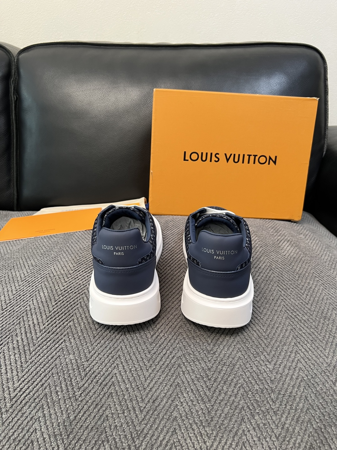 Lv  高品质  顶级工艺品  路易威登，运动板鞋专柜同步，鞋面意大利进口，高品质拼接缤纷色彩复杂工艺品，进口牛皮里垫柔