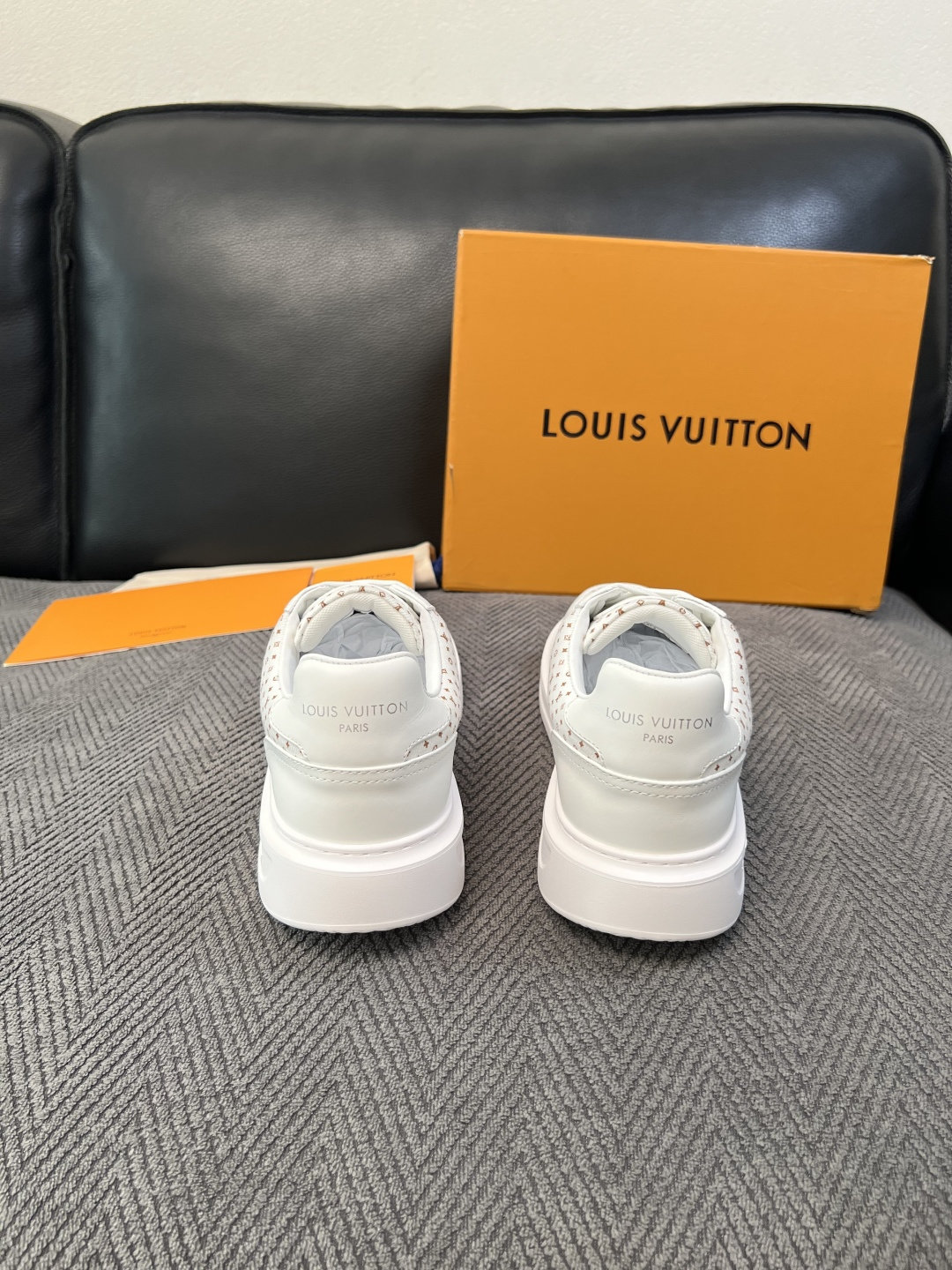 Lv  高品质  顶级工艺品  路易威登，运动板鞋专柜同步，鞋面意大利进口，高品质拼接缤纷色彩复杂工艺品，进口牛皮里垫柔