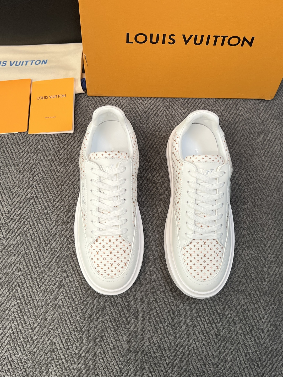 Lv  高品质  顶级工艺品  路易威登，运动板鞋专柜同步，鞋面意大利进口，高品质拼接缤纷色彩复杂工艺品，进口牛皮里垫柔