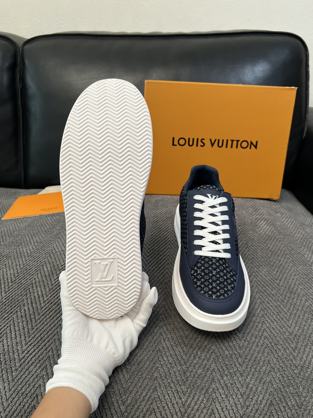 Lv  高品质  顶级工艺品  路易威登，运动板鞋专柜同步，鞋面意大利进口，高品质拼接缤纷色彩复杂工艺品，进口牛皮里垫柔