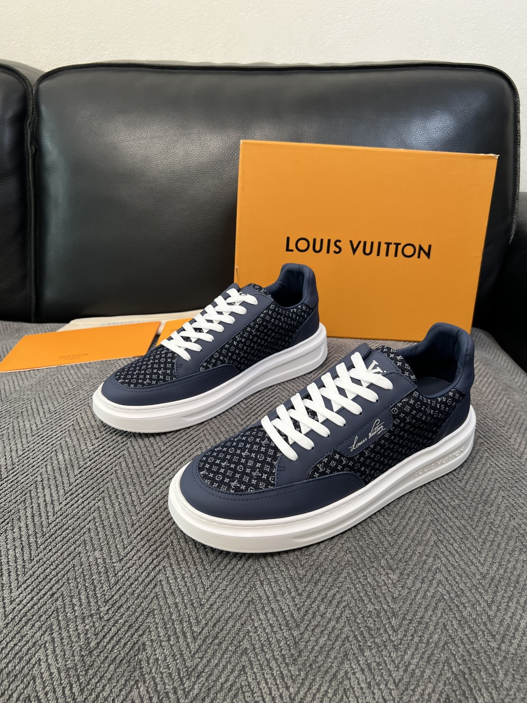 Lv  高品质  顶级工艺品  路易威登，运动板鞋专柜同步，鞋面意大利进口，高品质拼接缤纷色彩复杂工艺品，进口牛皮里垫柔