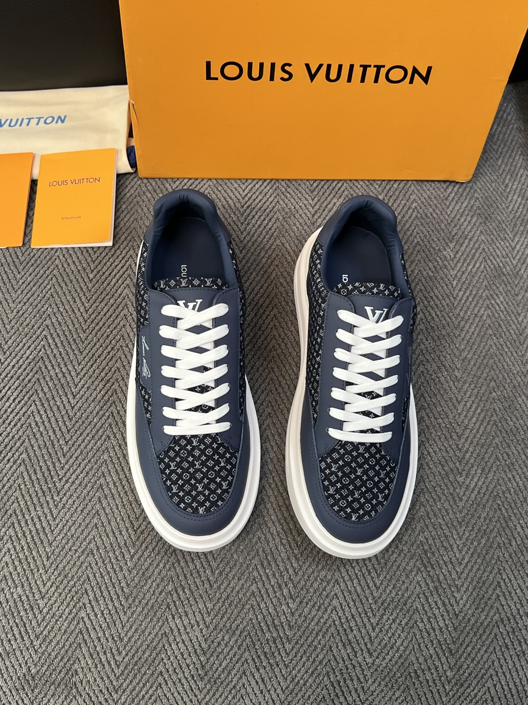Lv  高品质  顶级工艺品  路易威登，运动板鞋专柜同步，鞋面意大利进口，高品质拼接缤纷色彩复杂工艺品，进口牛皮里垫柔