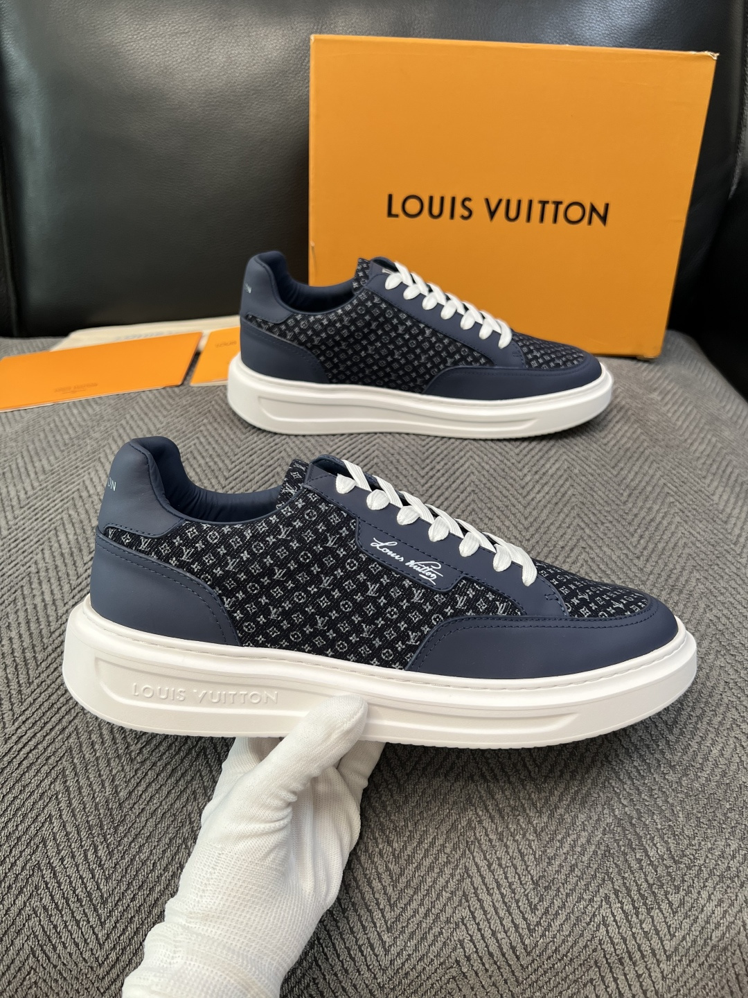 Lv  高品质  顶级工艺品  路易威登，运动板鞋专柜同步，鞋面意大利进口，高品质拼接缤纷色彩复杂工艺品，进口牛皮里垫柔
