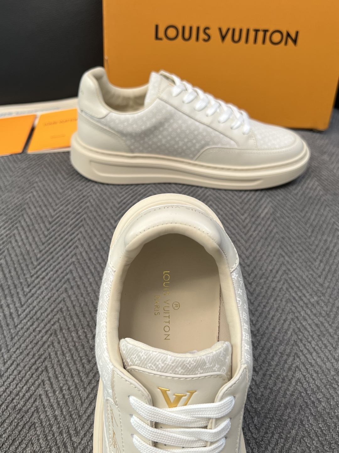 Lv  高品质  顶级工艺品  路易威登，运动板鞋专柜同步，鞋面意大利进口，高品质拼接缤纷色彩复杂工艺品，进口牛皮里垫柔