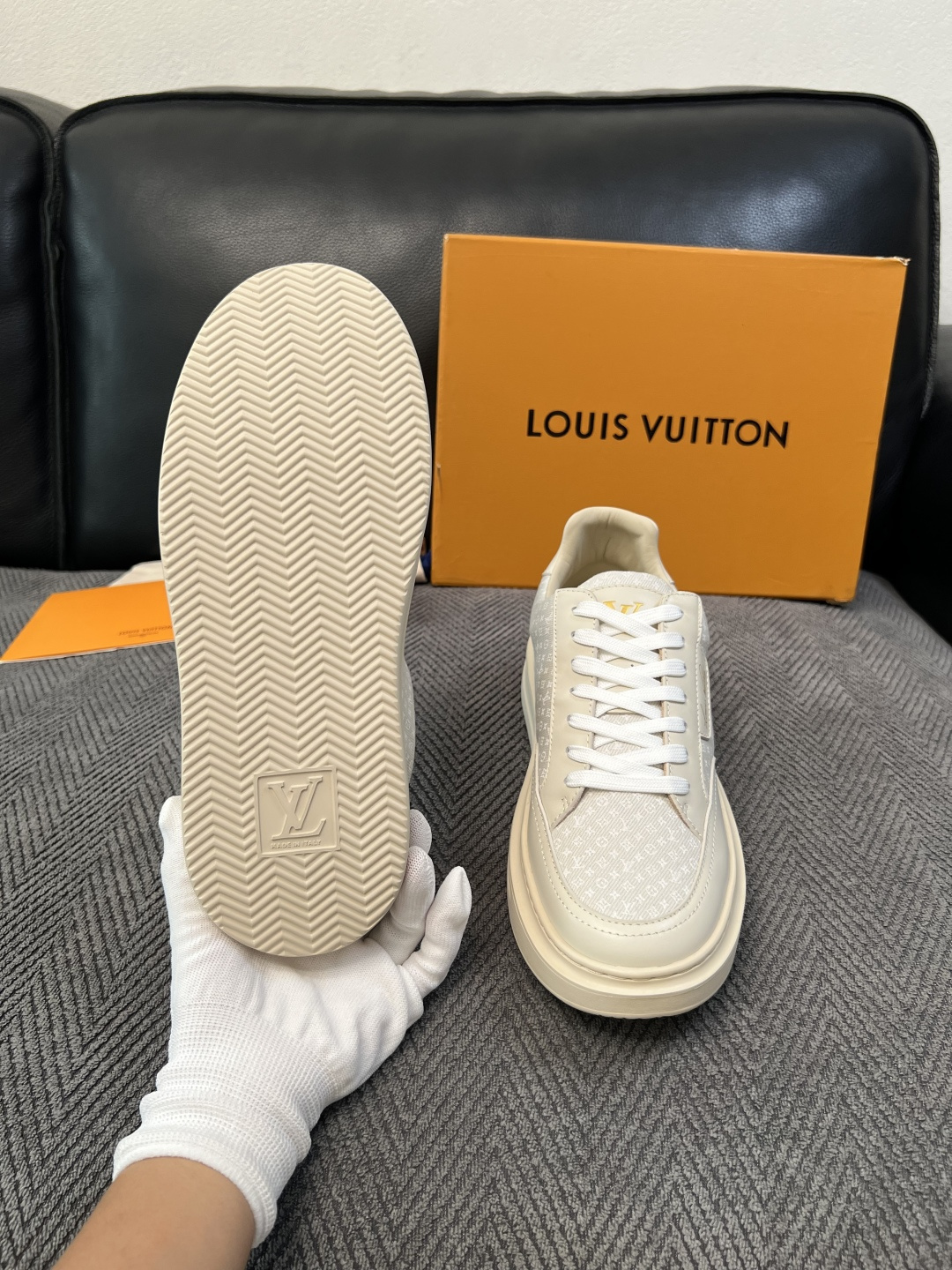 Lv  高品质  顶级工艺品  路易威登，运动板鞋专柜同步，鞋面意大利进口，高品质拼接缤纷色彩复杂工艺品，进口牛皮里垫柔