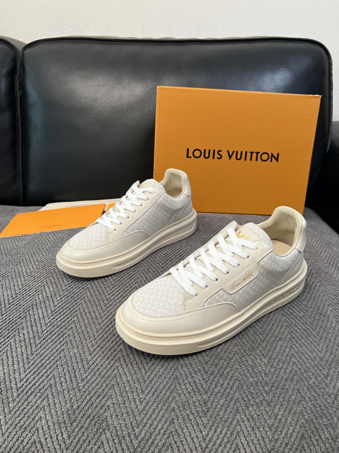 Lv  高品质  顶级工艺品  路易威登，运动板鞋专柜同步，鞋面意大利进口，高品质拼接缤纷色彩复杂工艺品，进口牛皮里垫柔
