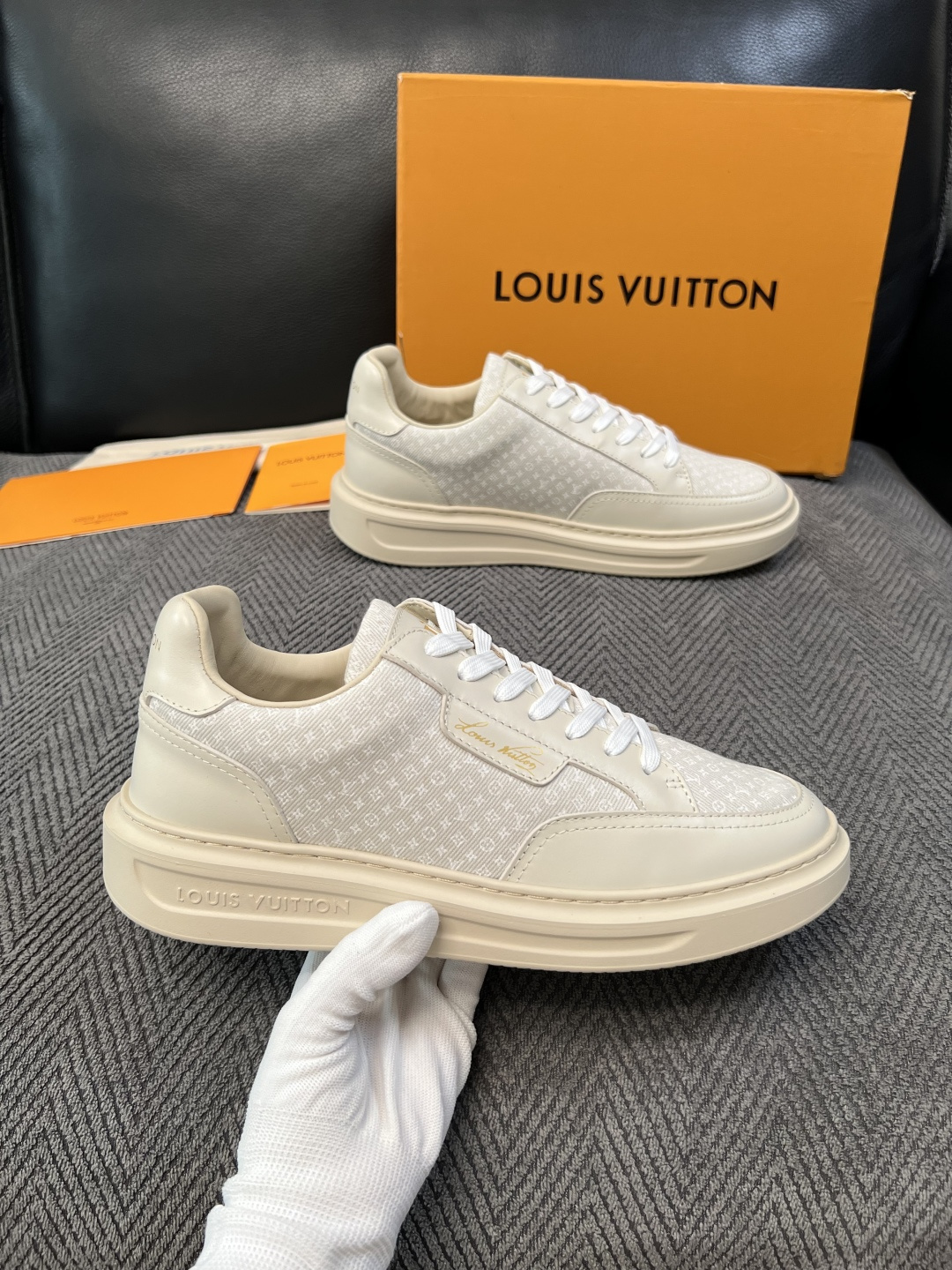 Lv  高品质  顶级工艺品  路易威登，运动板鞋专柜同步，鞋面意大利进口，高品质拼接缤纷色彩复杂工艺品，进口牛皮里垫柔