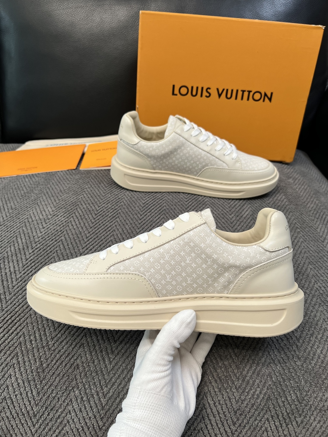Lv  高品质  顶级工艺品  路易威登，运动板鞋专柜同步，鞋面意大利进口，高品质拼接缤纷色彩复杂工艺品，进口牛皮里垫柔