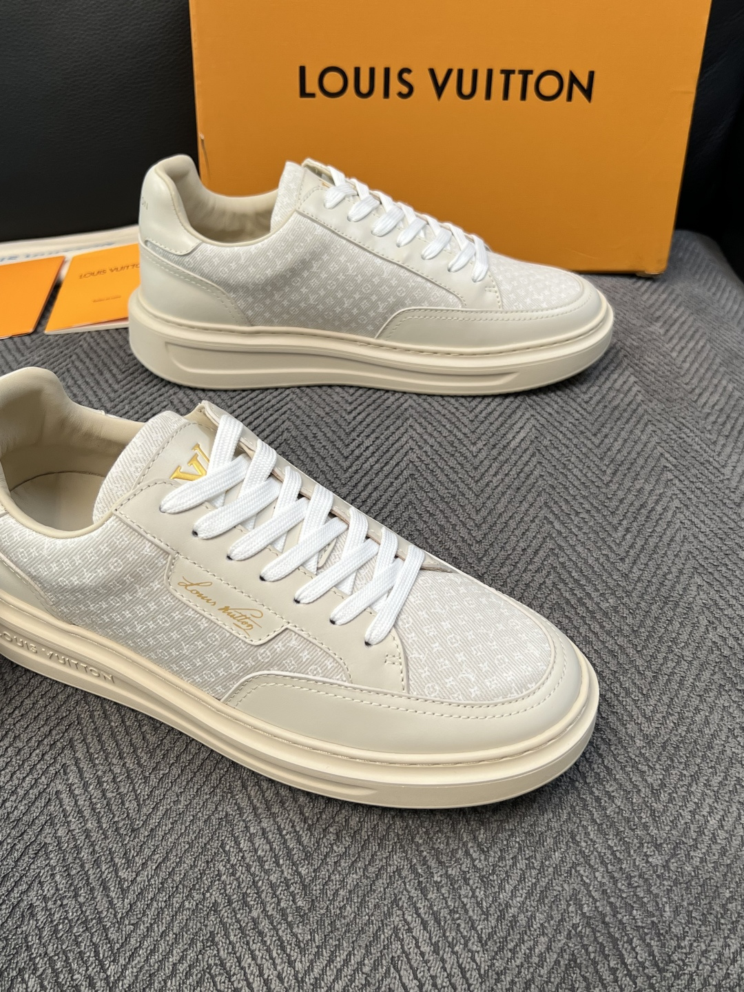Lv  高品质  顶级工艺品  路易威登，运动板鞋专柜同步，鞋面意大利进口，高品质拼接缤纷色彩复杂工艺品，进口牛皮里垫柔