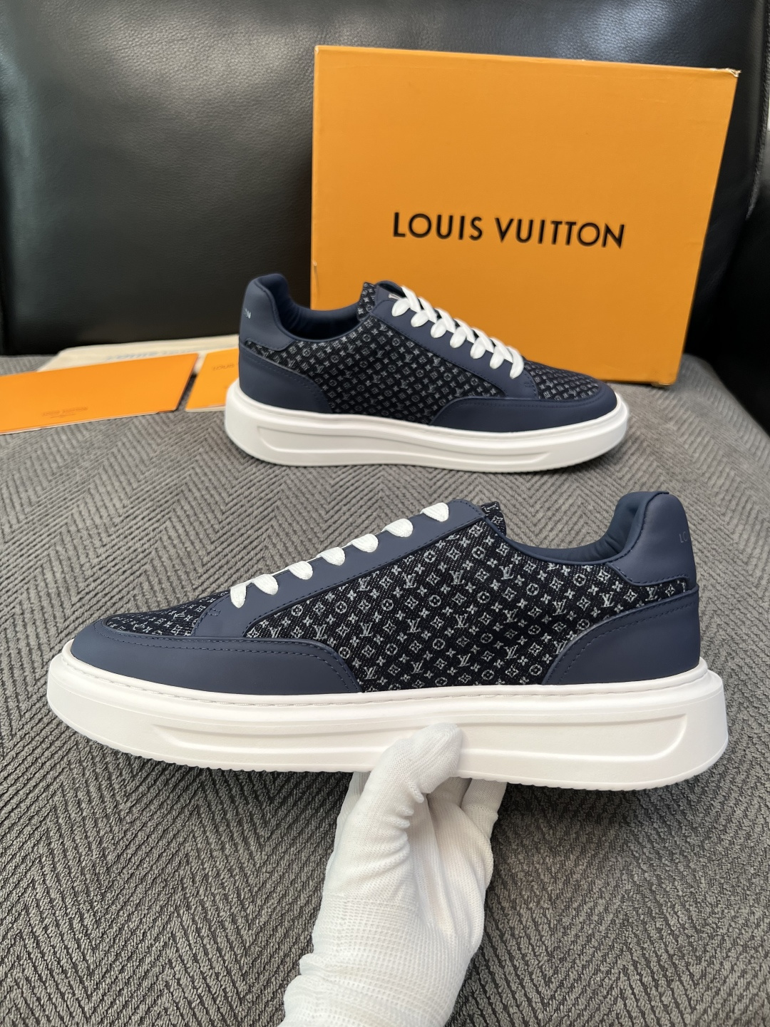 Lv  高品质  顶级工艺品  路易威登，运动板鞋专柜同步，鞋面意大利进口，高品质拼接缤纷色彩复杂工艺品，进口牛皮里垫柔