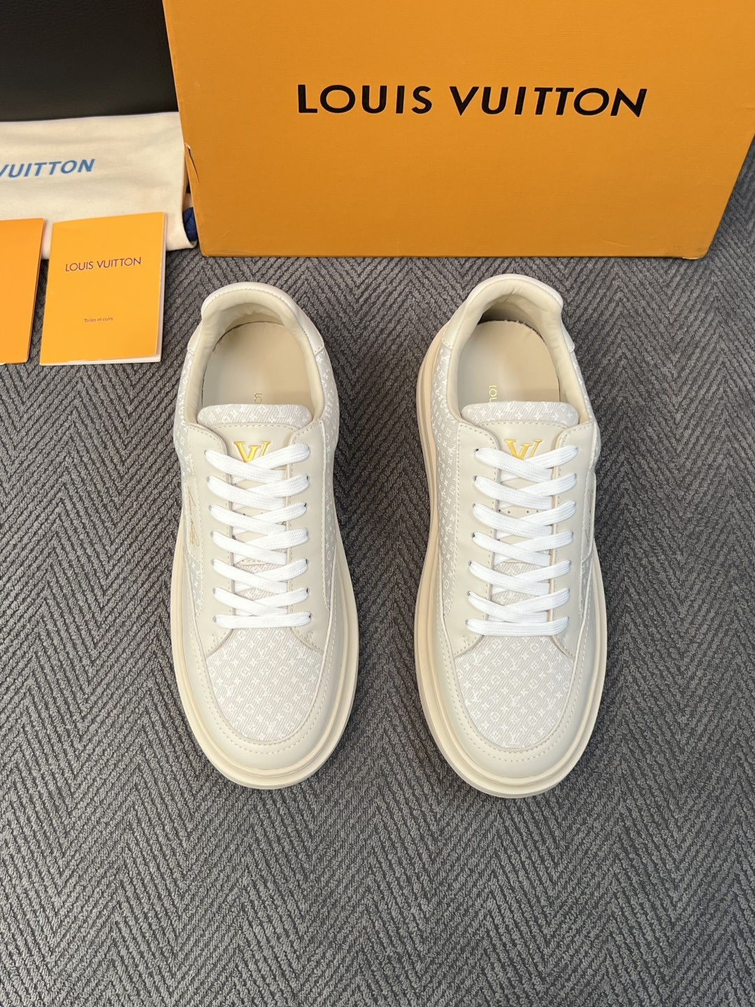 Lv  高品质  顶级工艺品  路易威登，运动板鞋专柜同步，鞋面意大利进口，高品质拼接缤纷色彩复杂工艺品，进口牛皮里垫柔