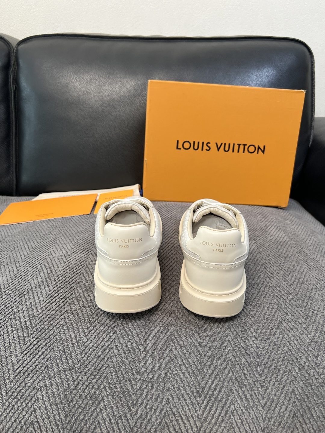 Lv  高品质  顶级工艺品  路易威登，运动板鞋专柜同步，鞋面意大利进口，高品质拼接缤纷色彩复杂工艺品，进口牛皮里垫柔