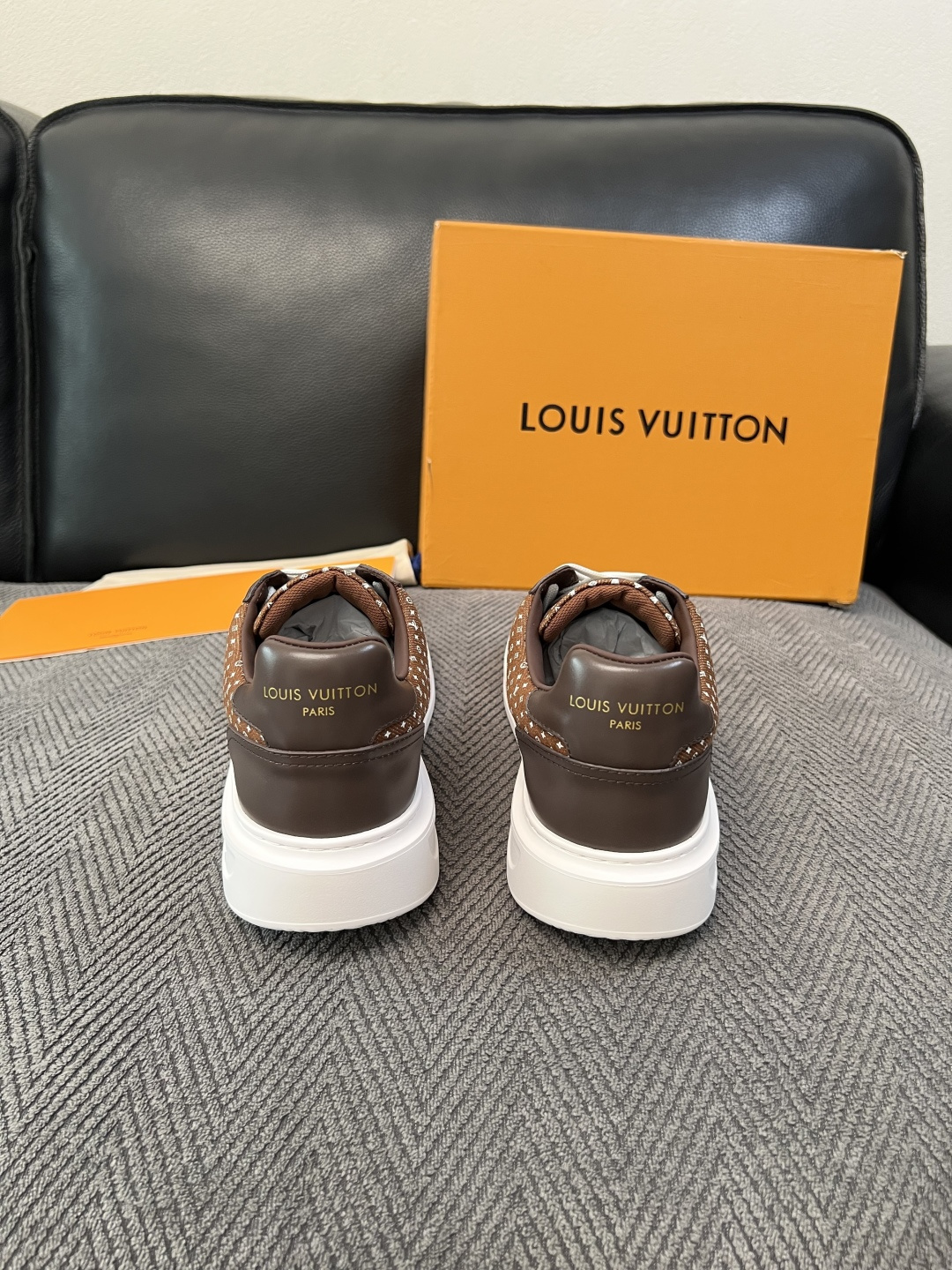 Lv  高品质  顶级工艺品  路易威登，运动板鞋专柜同步，鞋面意大利进口，高品质拼接缤纷色彩复杂工艺品，进口牛皮里垫柔