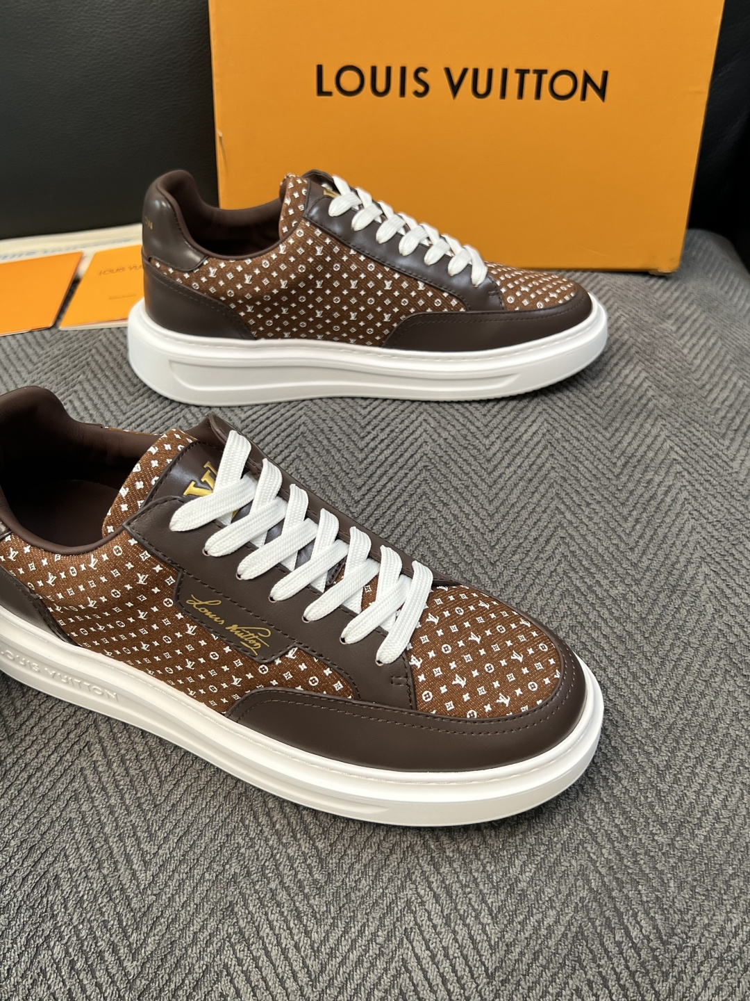 Lv  高品质  顶级工艺品  路易威登，运动板鞋专柜同步，鞋面意大利进口，高品质拼接缤纷色彩复杂工艺品，进口牛皮里垫柔