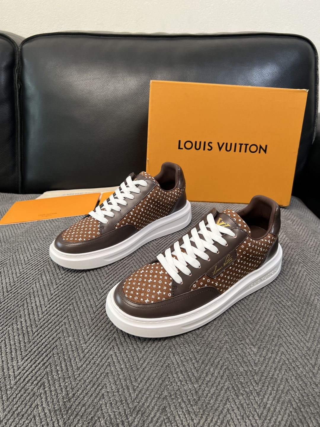 Lv  高品质  顶级工艺品  路易威登，运动板鞋专柜同步，鞋面意大利进口，高品质拼接缤纷色彩复杂工艺品，进口牛皮里垫柔