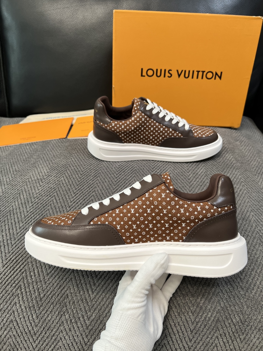 Lv  高品质  顶级工艺品  路易威登，运动板鞋专柜同步，鞋面意大利进口，高品质拼接缤纷色彩复杂工艺品，进口牛皮里垫柔