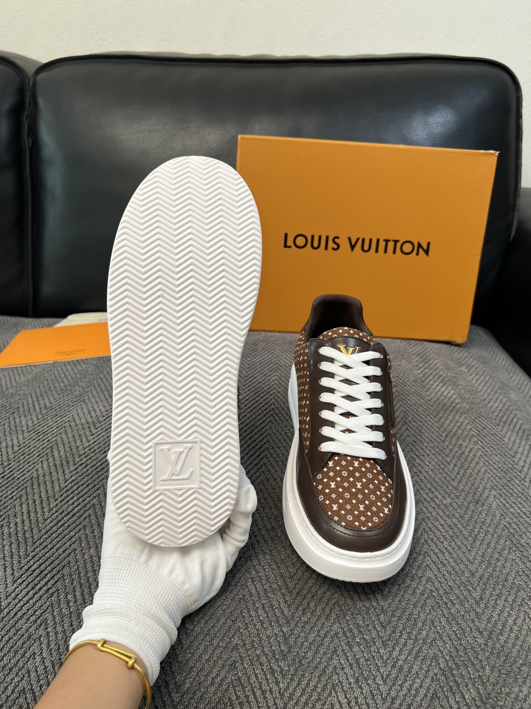 Lv  高品质  顶级工艺品  路易威登，运动板鞋专柜同步，鞋面意大利进口，高品质拼接缤纷色彩复杂工艺品，进口牛皮里垫柔