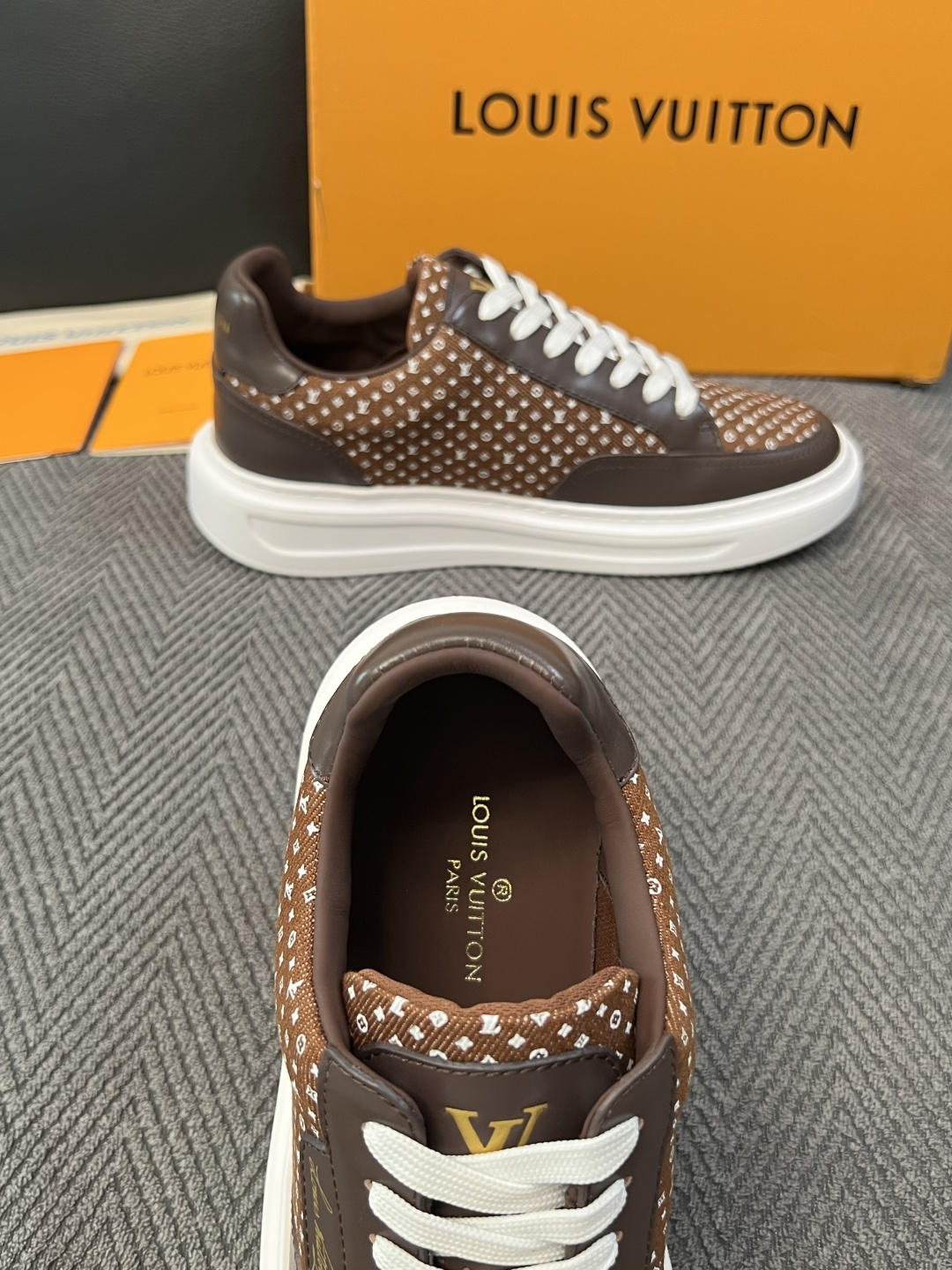 Lv  高品质  顶级工艺品  路易威登，运动板鞋专柜同步，鞋面意大利进口，高品质拼接缤纷色彩复杂工艺品，进口牛皮里垫柔