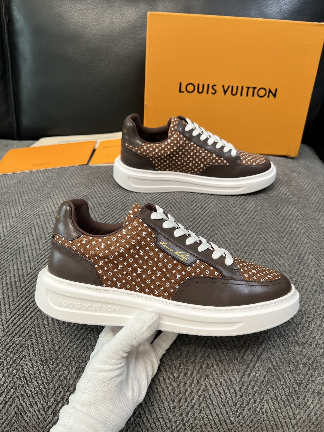 Lv  高品质  顶级工艺品  路易威登，运动板鞋专柜同步，鞋面意大利进口，高品质拼接缤纷色彩复杂工艺品，进口牛皮里垫柔