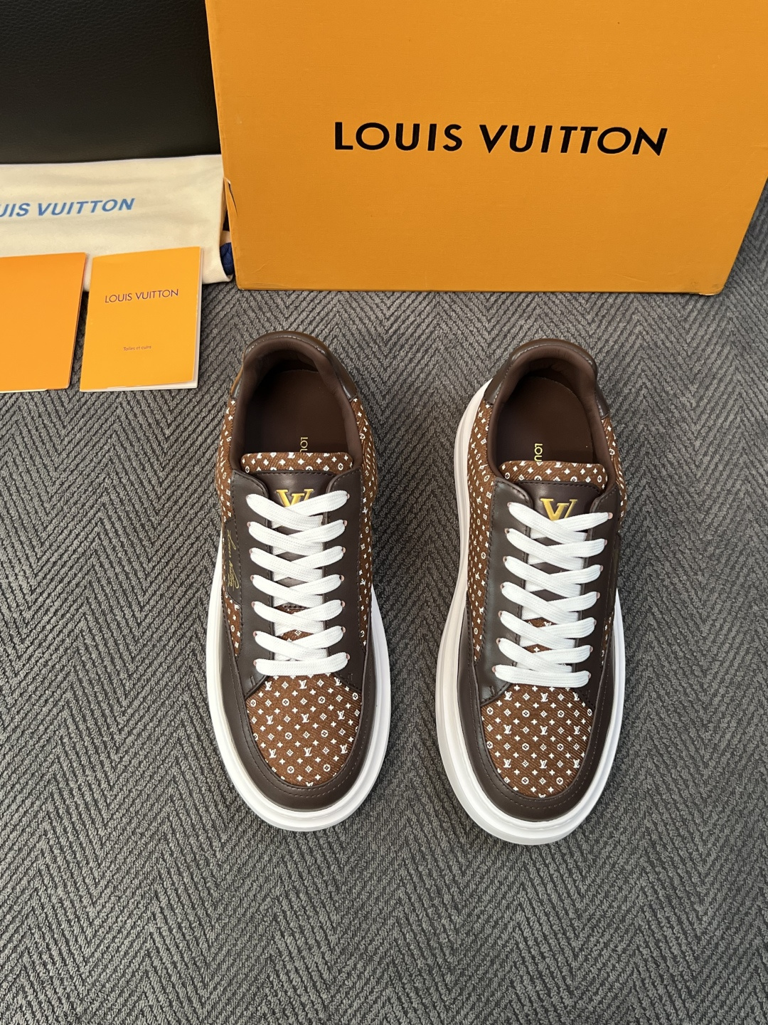 Lv  高品质  顶级工艺品  路易威登，运动板鞋专柜同步，鞋面意大利进口，高品质拼接缤纷色彩复杂工艺品，进口牛皮里垫柔