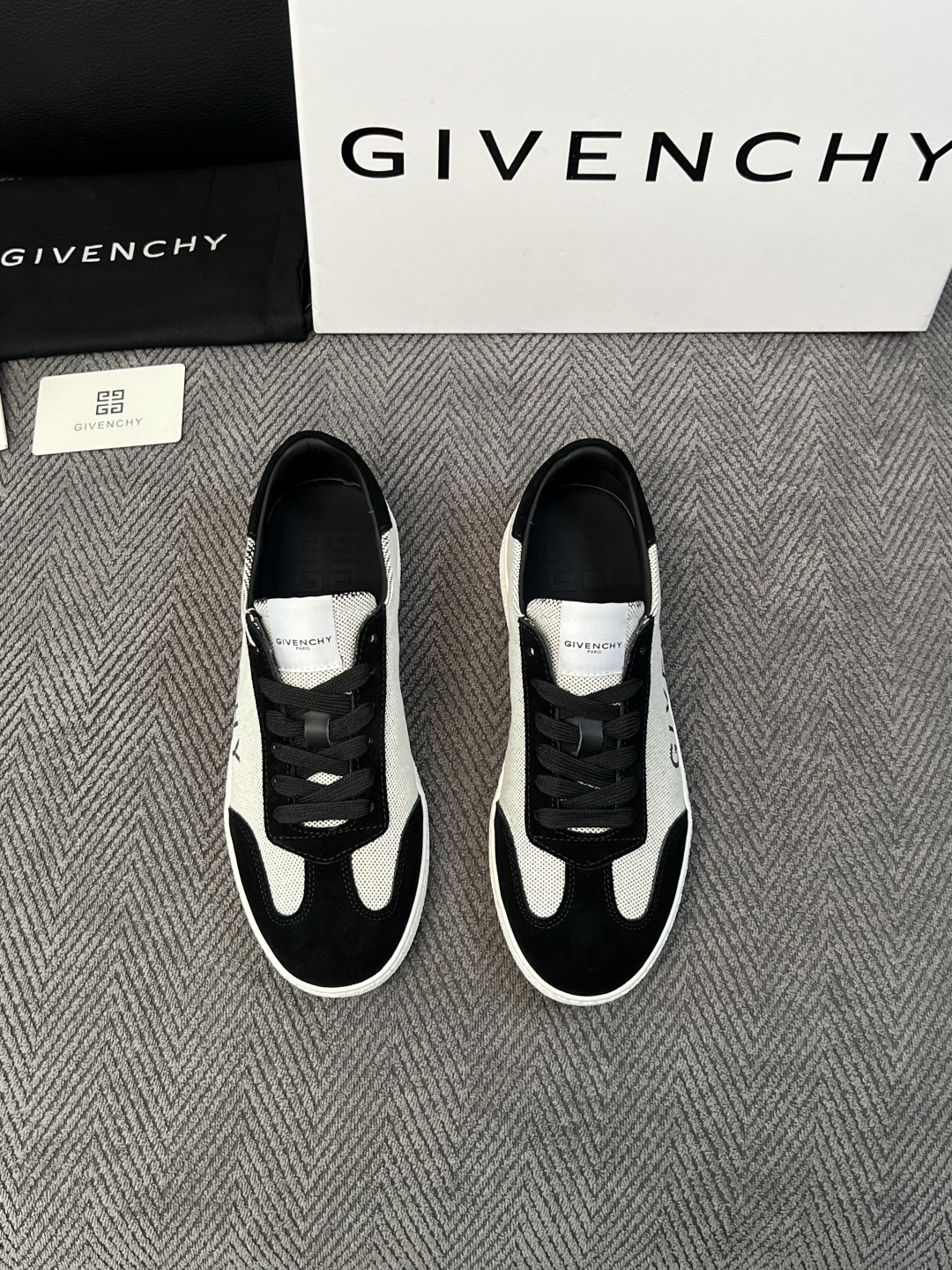 Givenchy 高品质  顶级工艺品  纪梵希  专柜同步原厂配置，意大利进口牛皮搭配面料，全鞋配件私模打造，柔软舒适