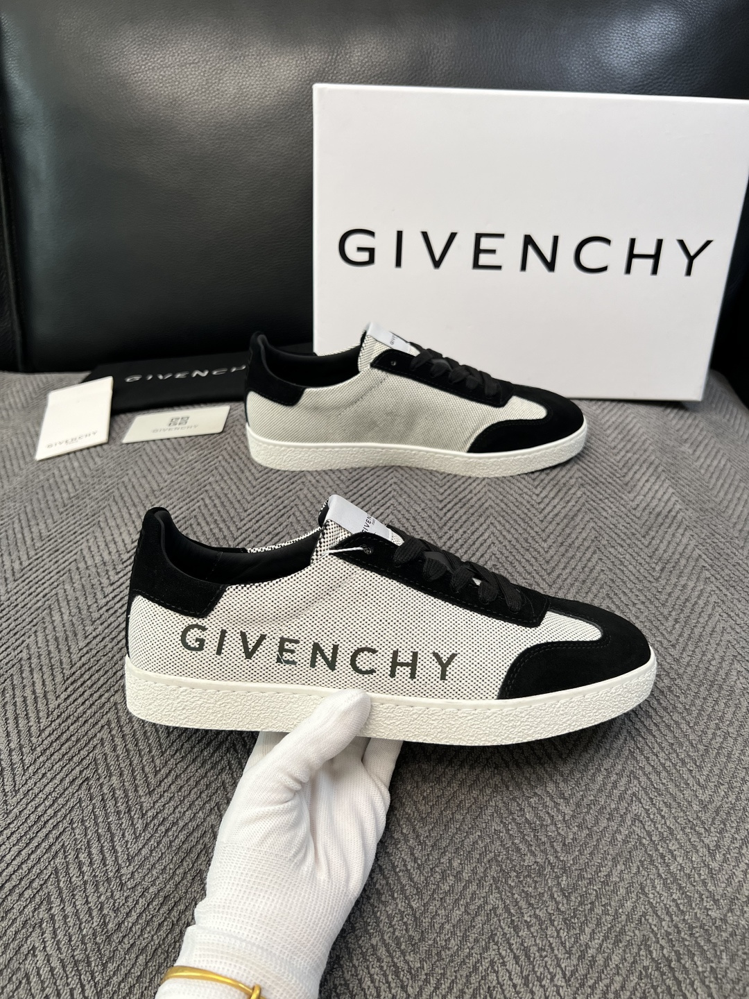 Givenchy 高品质  顶级工艺品  纪梵希  专柜同步原厂配置，意大利进口牛皮搭配面料，全鞋配件私模打造，柔软舒适