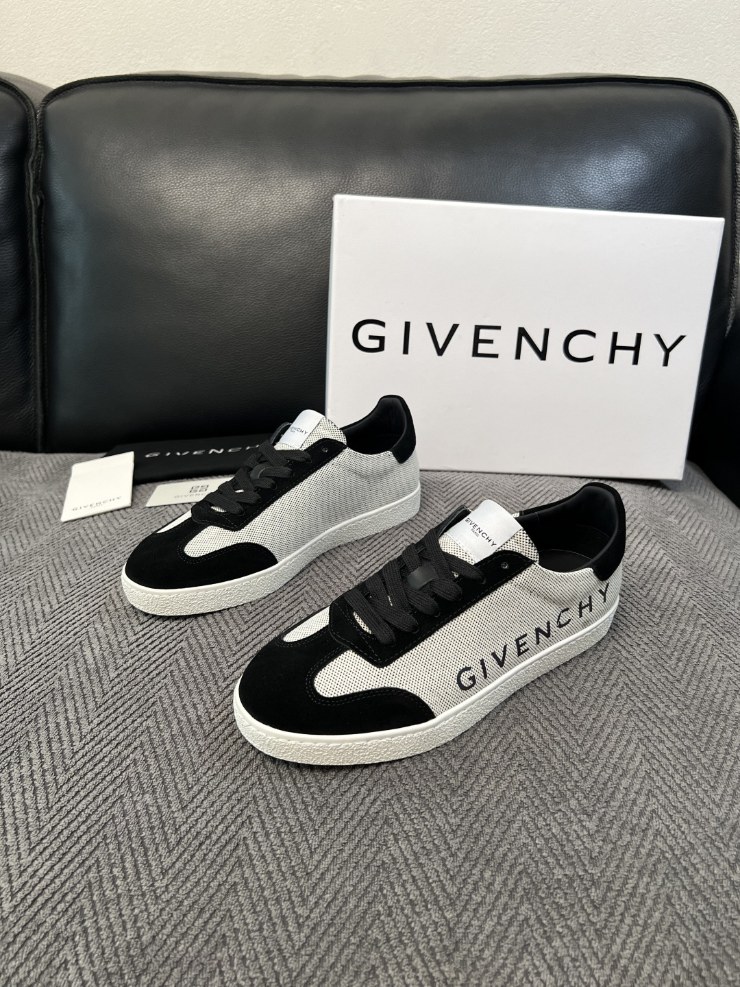 Givenchy 高品质  顶级工艺品  纪梵希  专柜同步原厂配置，意大利进口牛皮搭配面料，全鞋配件私模打造，柔软舒适