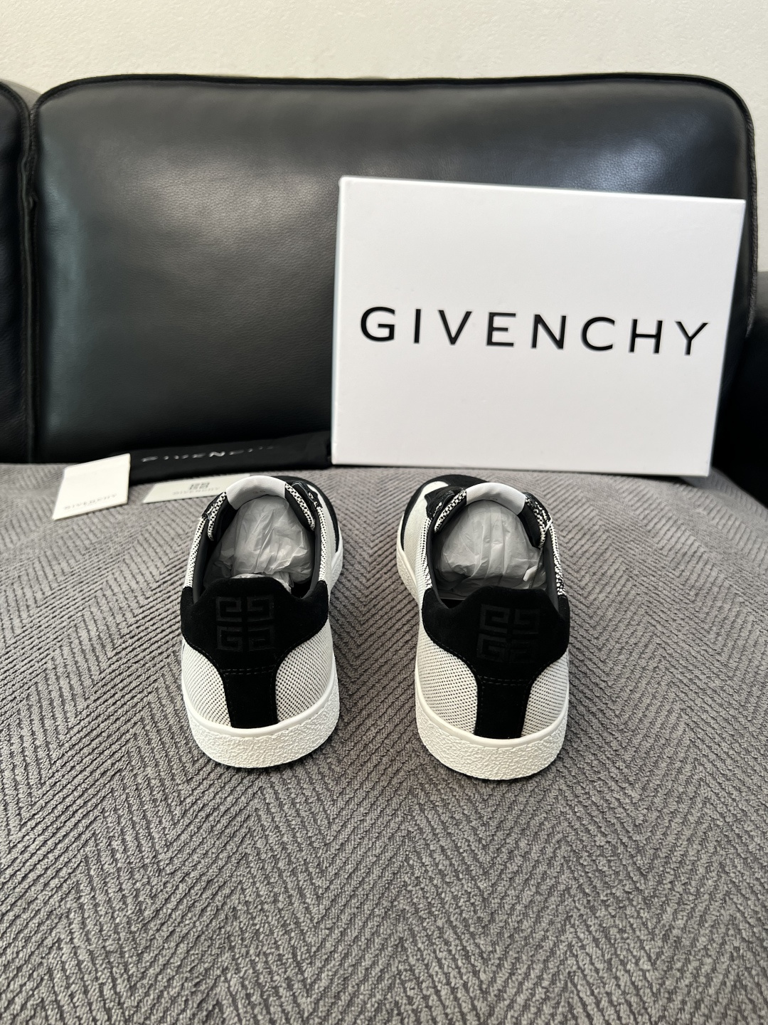 Givenchy 高品质  顶级工艺品  纪梵希  专柜同步原厂配置，意大利进口牛皮搭配面料，全鞋配件私模打造，柔软舒适