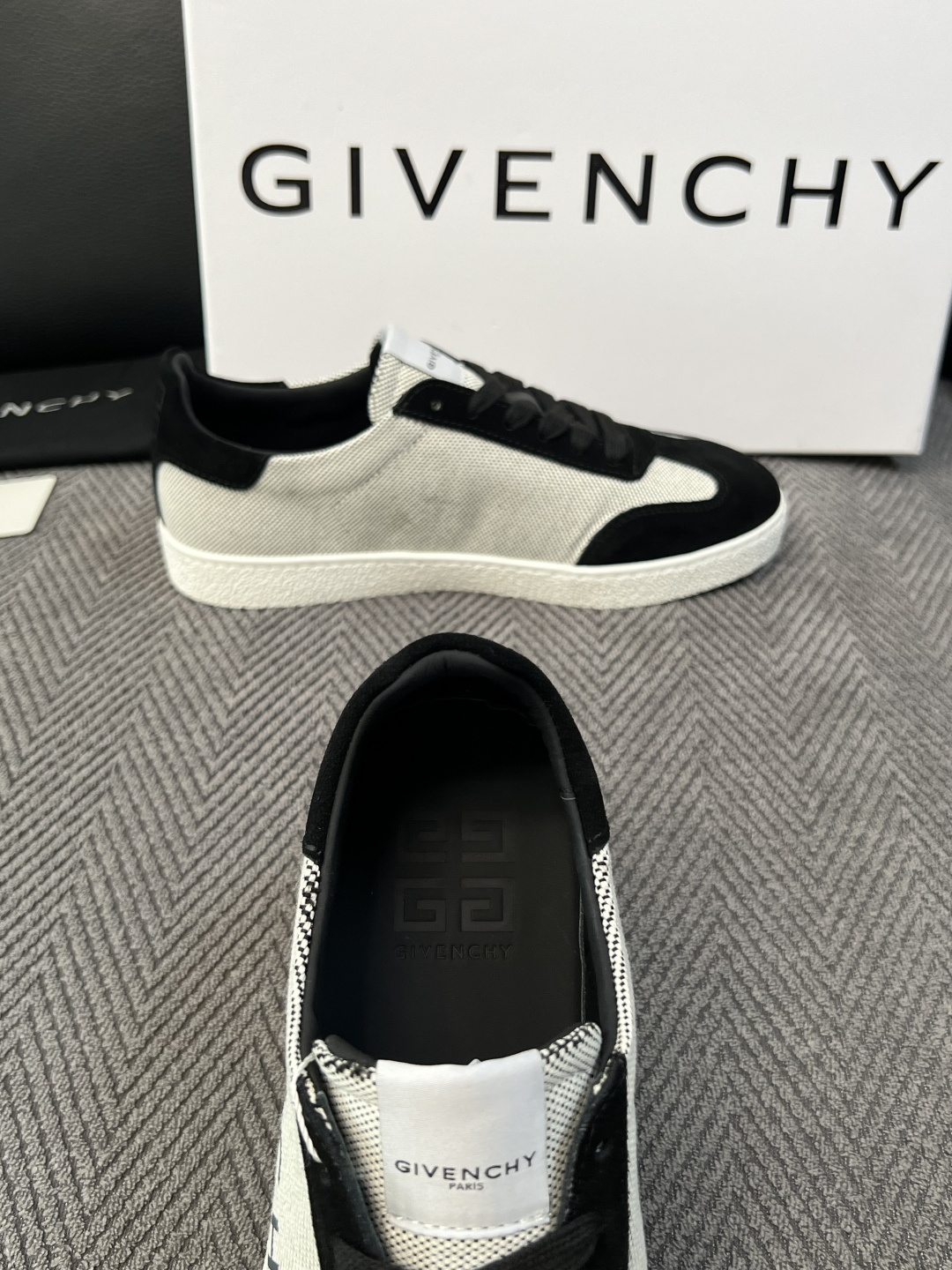 Givenchy 高品质  顶级工艺品  纪梵希  专柜同步原厂配置，意大利进口牛皮搭配面料，全鞋配件私模打造，柔软舒适