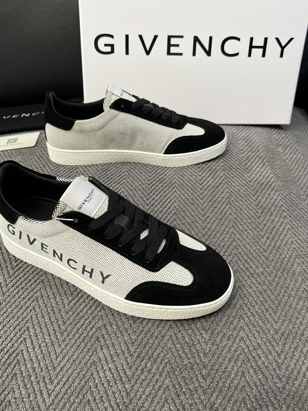 Givenchy 高品质  顶级工艺品  纪梵希  专柜同步原厂配置，意大利进口牛皮搭配面料，全鞋配件私模打造，柔软舒适