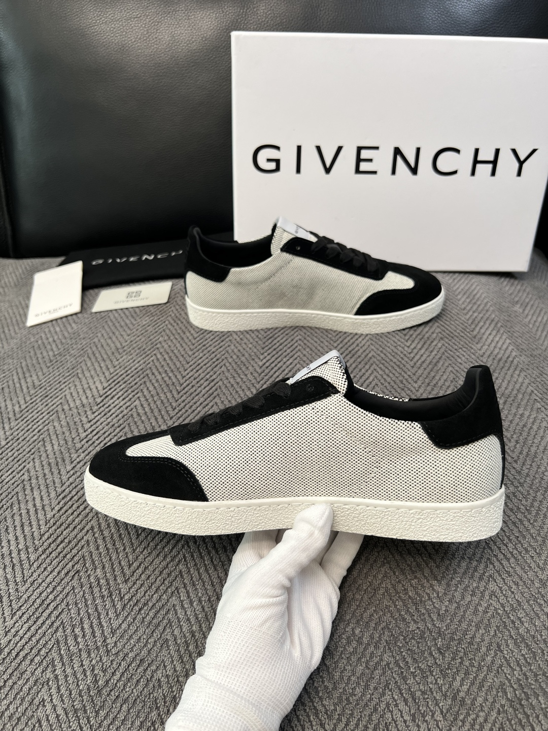 Givenchy 高品质  顶级工艺品  纪梵希  专柜同步原厂配置，意大利进口牛皮搭配面料，全鞋配件私模打造，柔软舒适