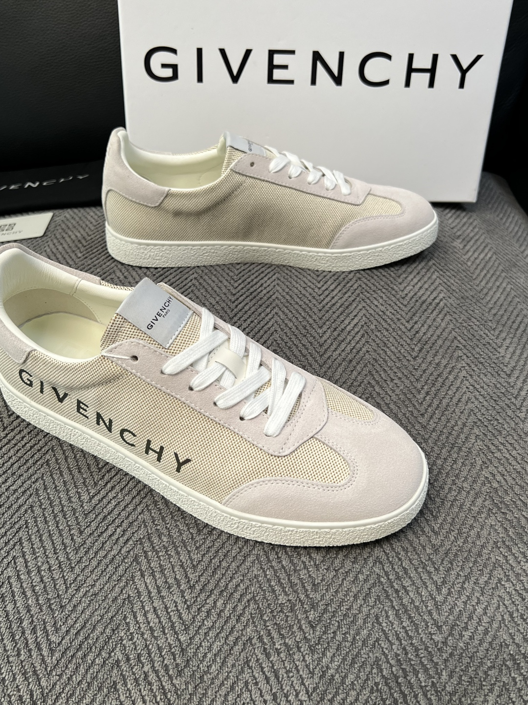 Givenchy 高品质  顶级工艺品  纪梵希  专柜同步原厂配置，意大利进口牛皮搭配面料，全鞋配件私模打造，柔软舒适