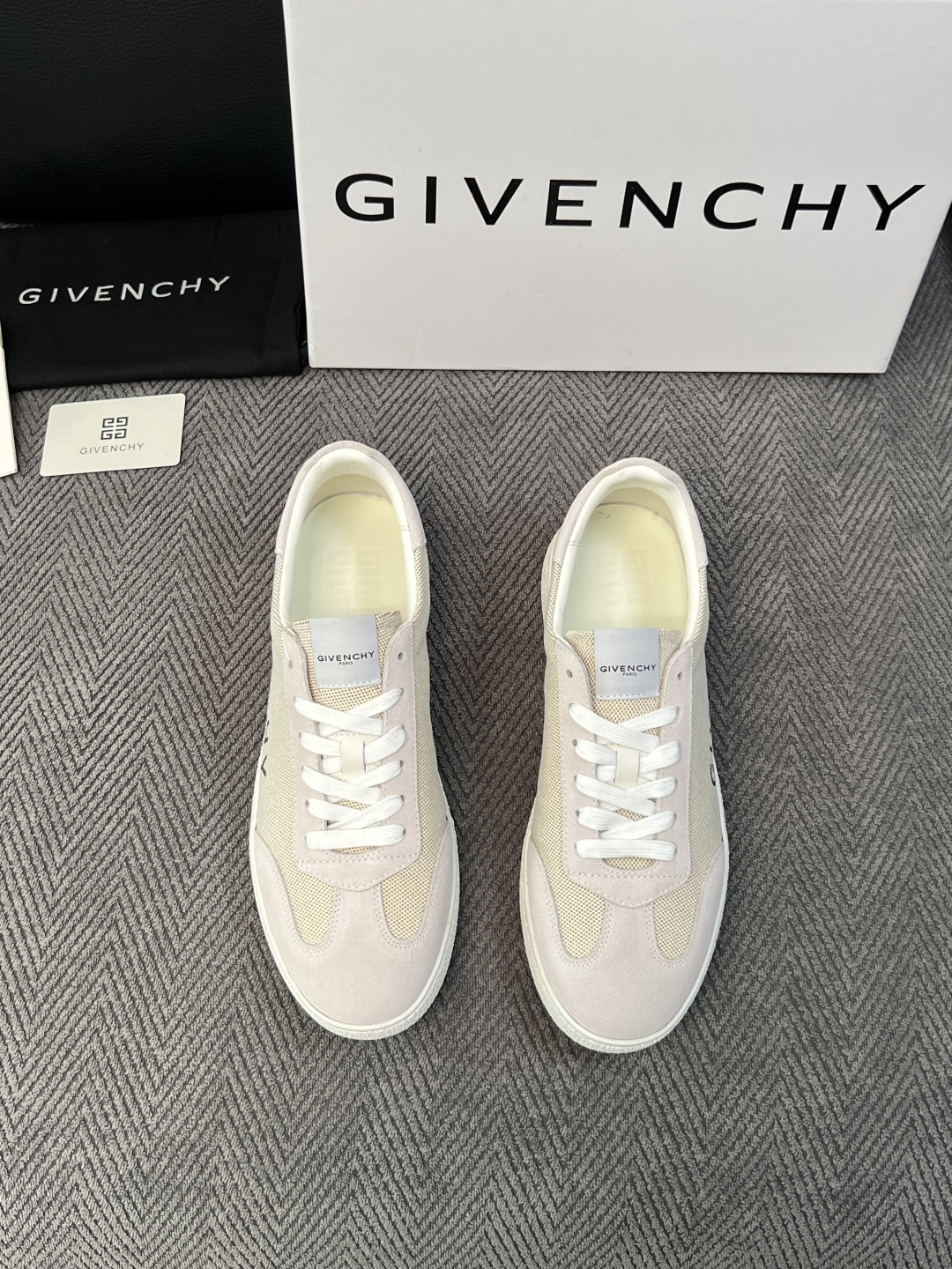Givenchy 高品质  顶级工艺品  纪梵希  专柜同步原厂配置，意大利进口牛皮搭配面料，全鞋配件私模打造，柔软舒适