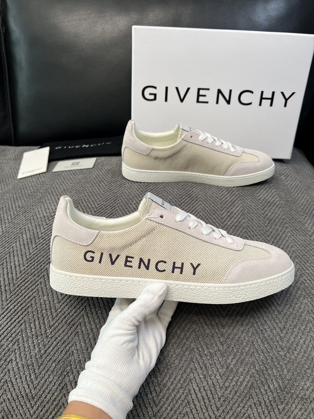 Givenchy 高品质  顶级工艺品  纪梵希  专柜同步原厂配置，意大利进口牛皮搭配面料，全鞋配件私模打造，柔软舒适