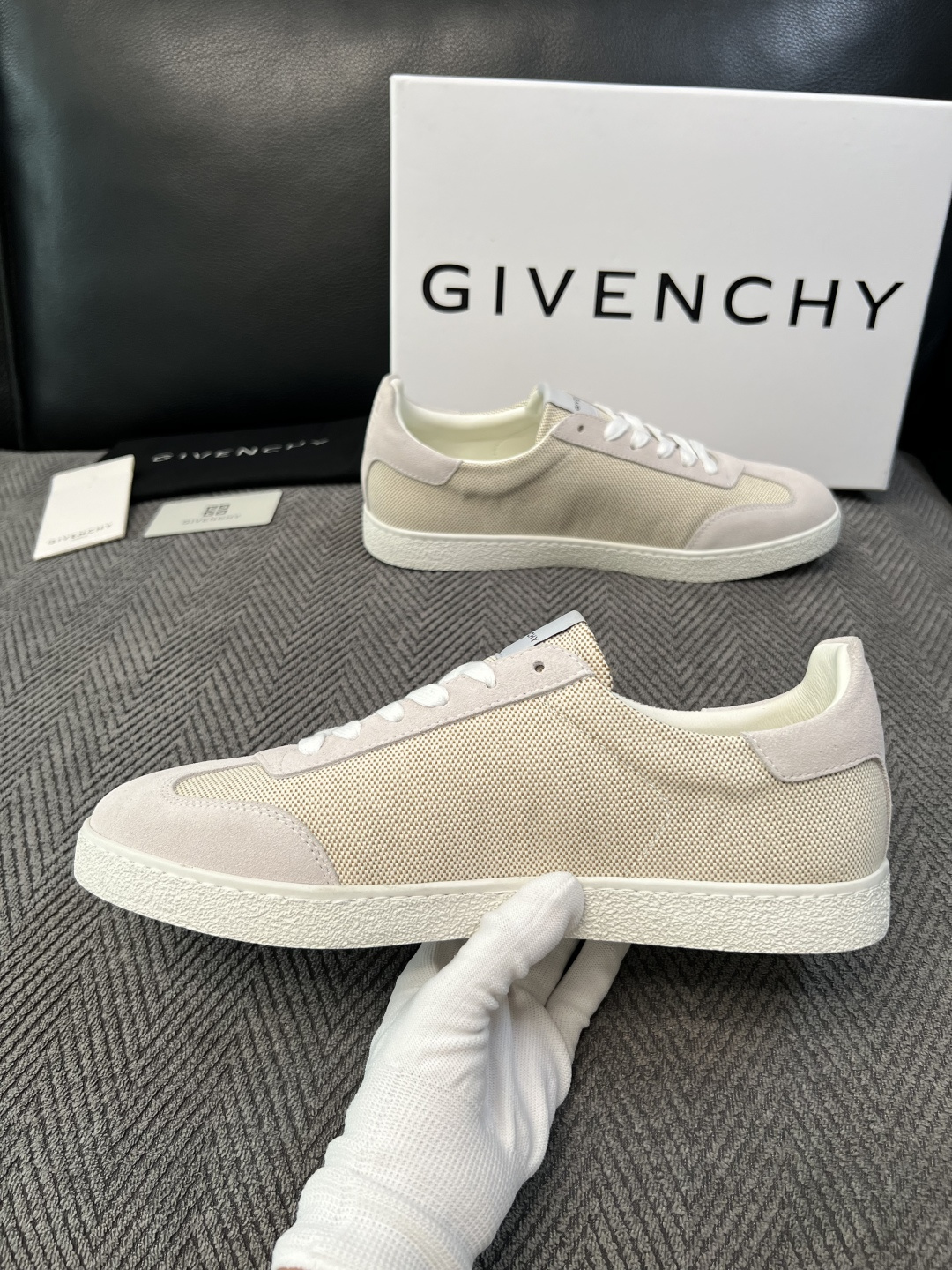 Givenchy 高品质  顶级工艺品  纪梵希  专柜同步原厂配置，意大利进口牛皮搭配面料，全鞋配件私模打造，柔软舒适