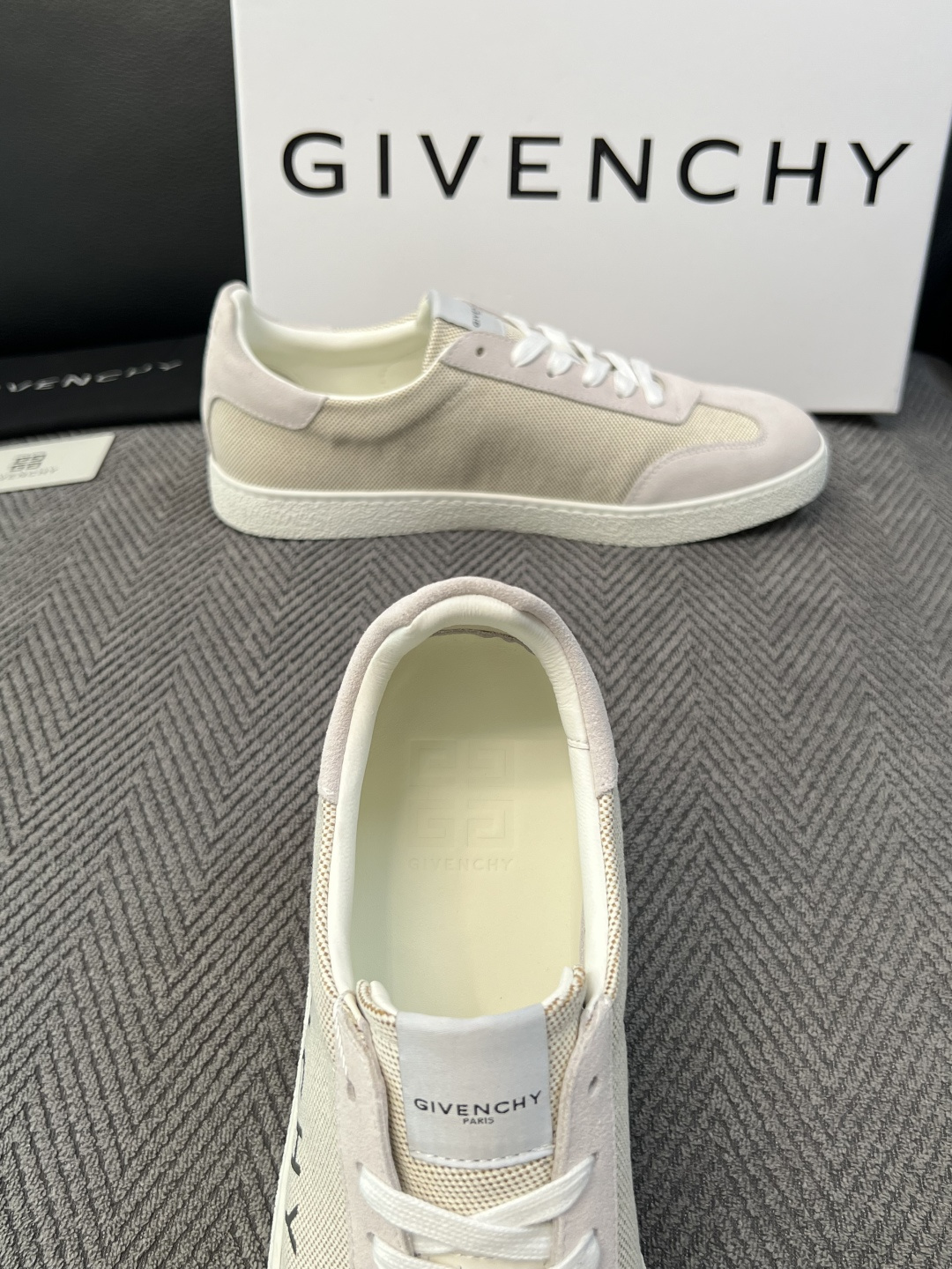 Givenchy 高品质  顶级工艺品  纪梵希  专柜同步原厂配置，意大利进口牛皮搭配面料，全鞋配件私模打造，柔软舒适