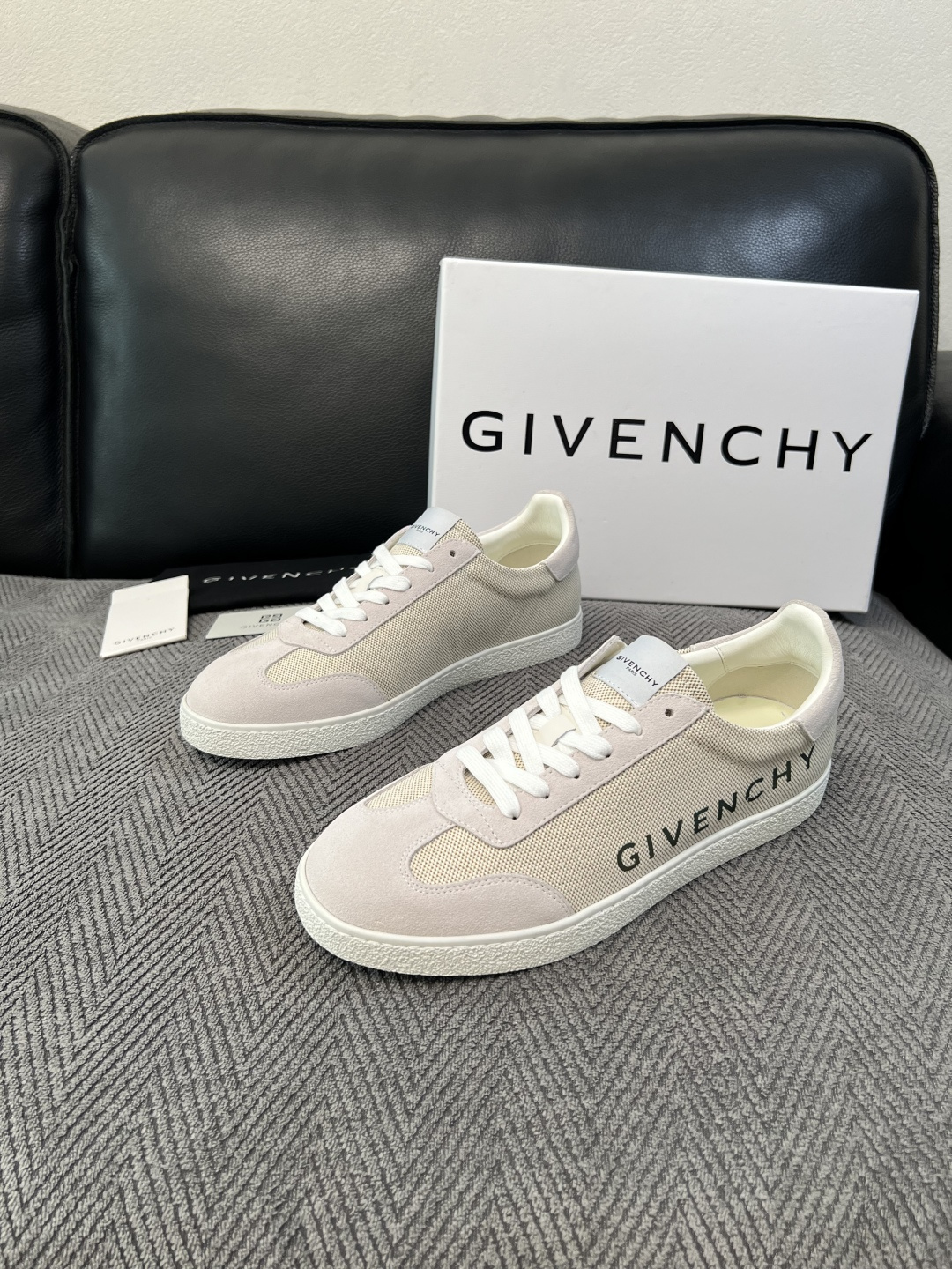 Givenchy 高品质  顶级工艺品  纪梵希  专柜同步原厂配置，意大利进口牛皮搭配面料，全鞋配件私模打造，柔软舒适
